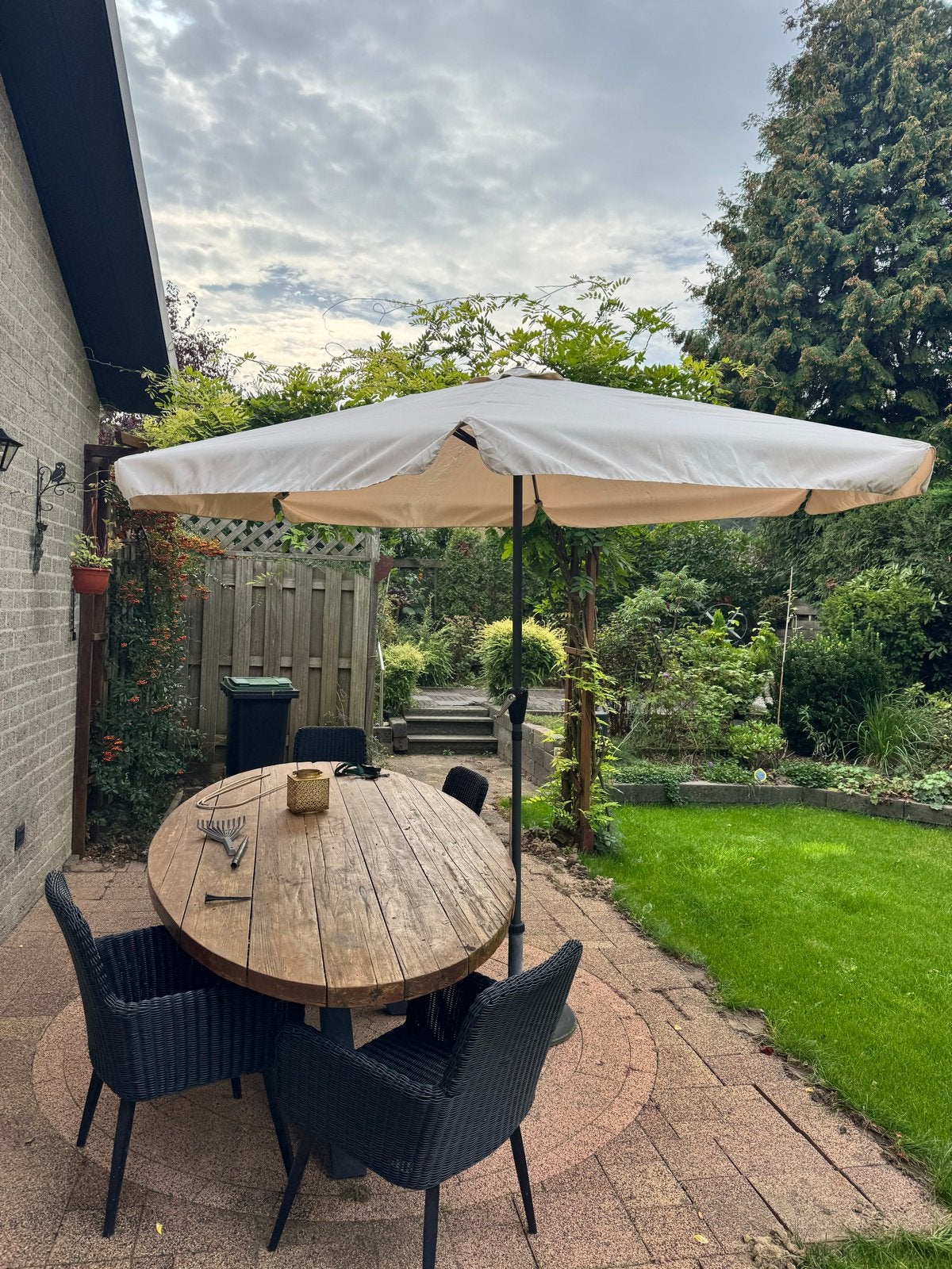 Parasol met voet - Gebruikt, Tuin en Terras, Stokparasol, Verstelbaar, Gebruikt, 2 tot 3 meter