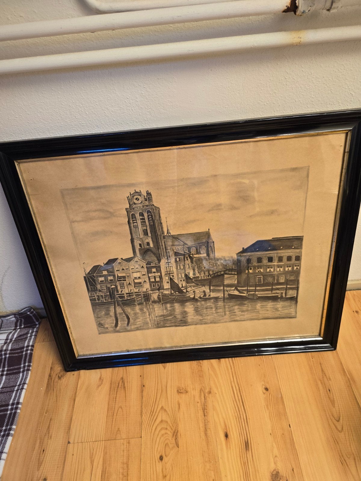 Tekening Oude Kerk Dordrecht aan het water, ingelijst, Antiek en Kunst, Ophalen of Verzenden, Tekening, Potloodtekening, Ingelijst