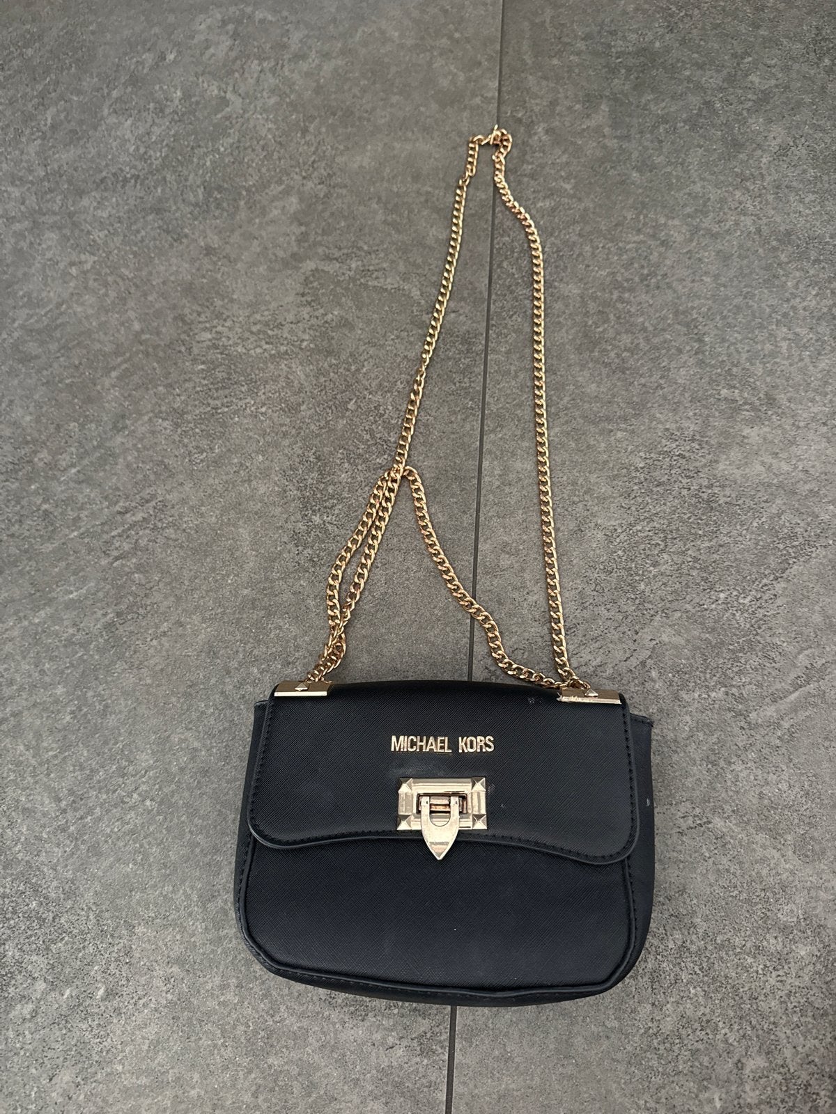 Michael Kors Zwart Schoudertasje met Gouden Details, Ophalen of Verzenden, Gebruikt, Zwart, Schoudertasje