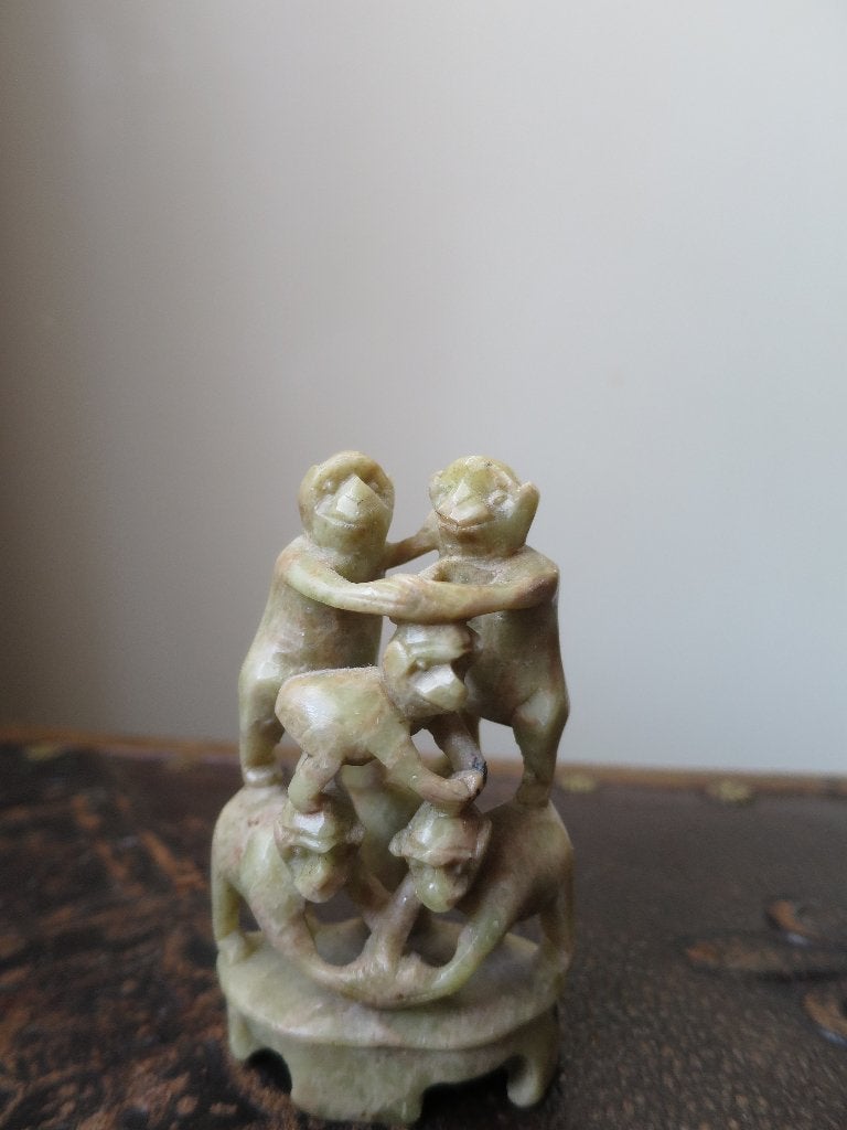 handgemaakt speksteen beeldje met aapjes 8 cm, Ophalen of Verzenden