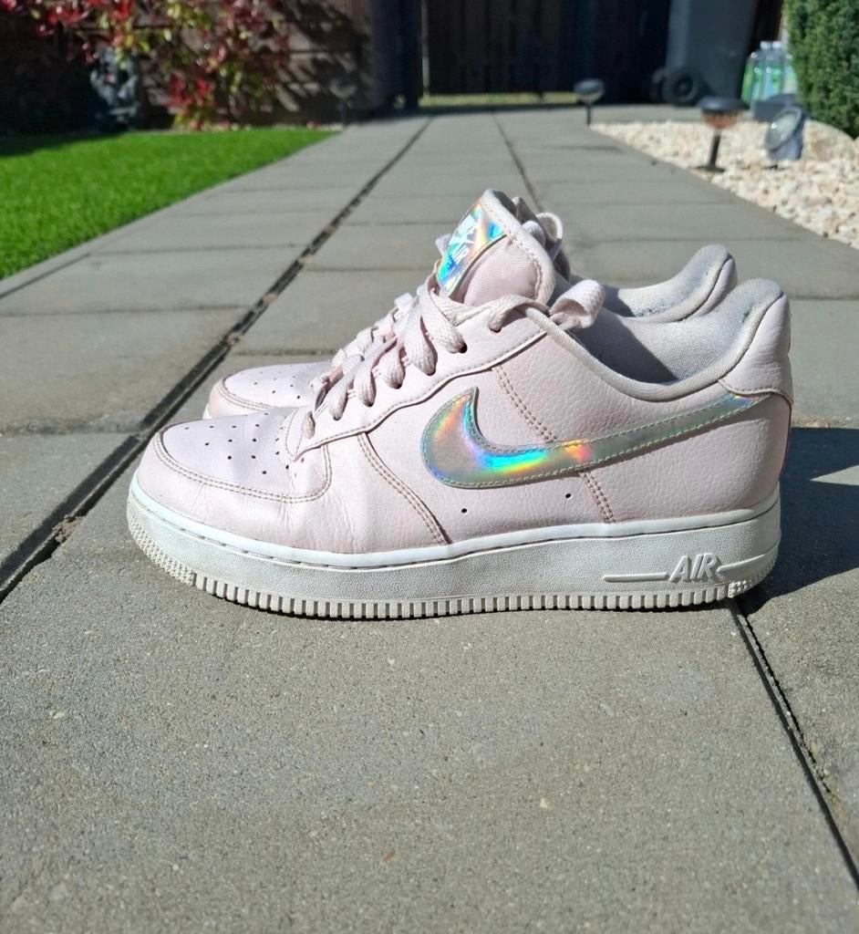 Nike Air Force 1 lichtroze met holografisch teken maat 39, Kleding | Dames, Schoenen, Nike, Ophalen of Verzenden, Sneakers of Gympen