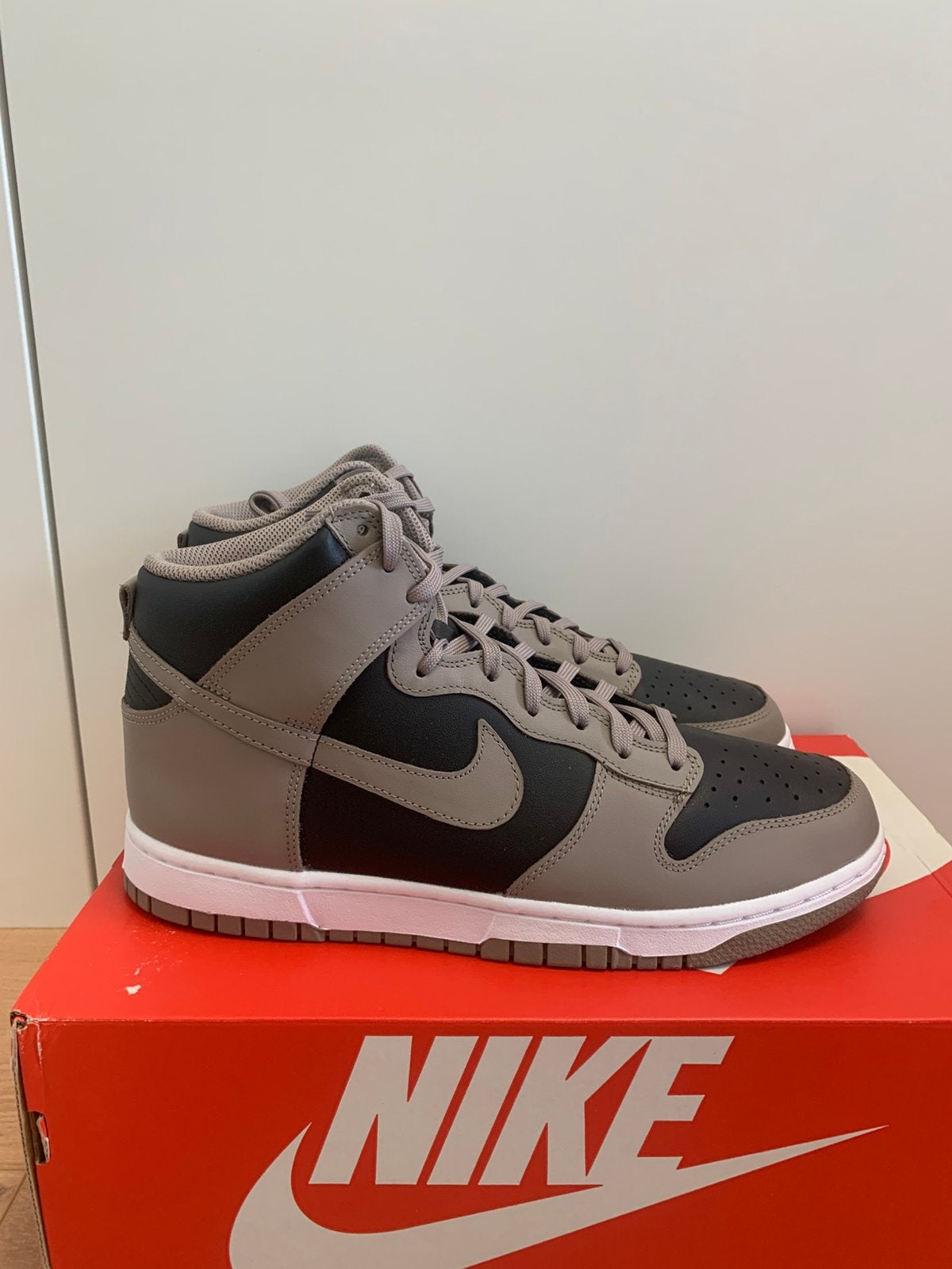 Nike Dunk High Moon Fossil | Maat 42,5 | Nieuw, Kleding | Dames, Bruin, Nieuw, Ophalen of Verzenden, Sneakers of Gympen
