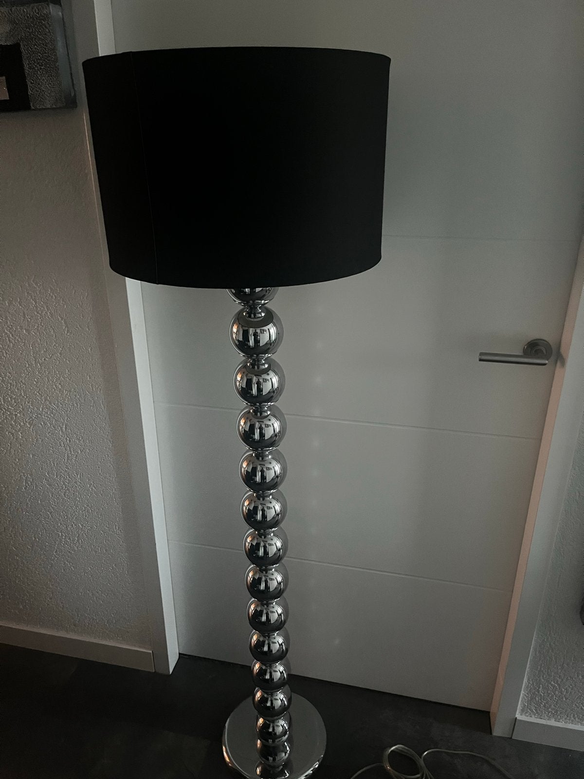 Stijlvolle vloerlamp met zwarte kap en chromen bolvoet, Ophalen, Gebruikt, E27 (groot), Metaal