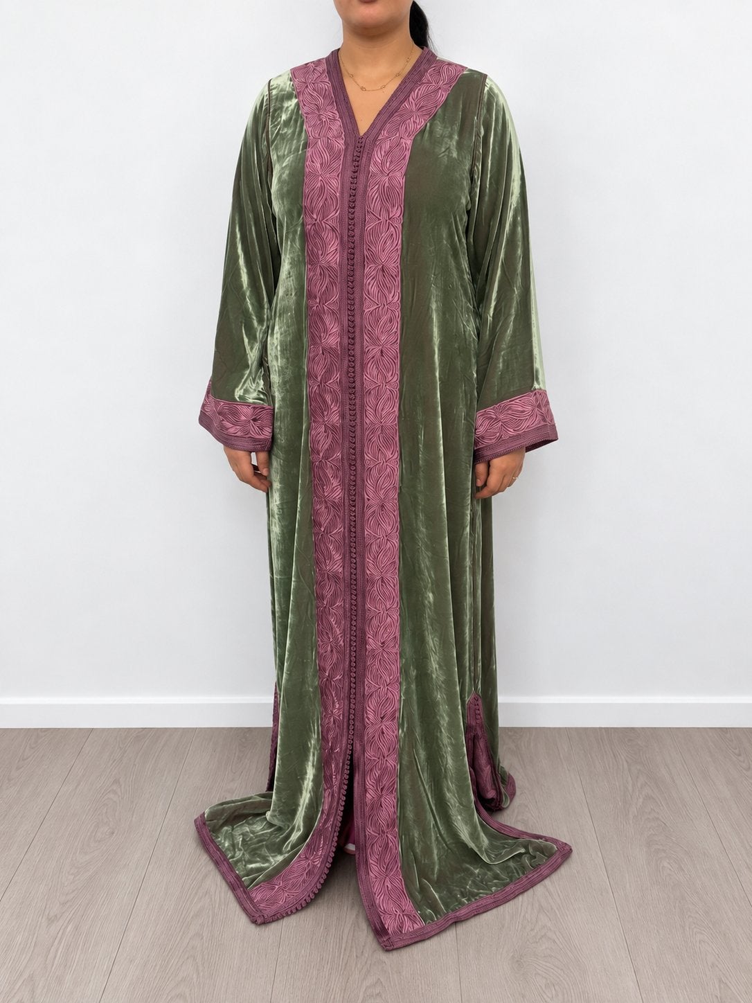 Elegante fluwelen kaftan in olijfgroen met paarse borduursel, Maat 38/40 (M), Ophalen of Verzenden, Zo goed als nieuw, Onder de knie