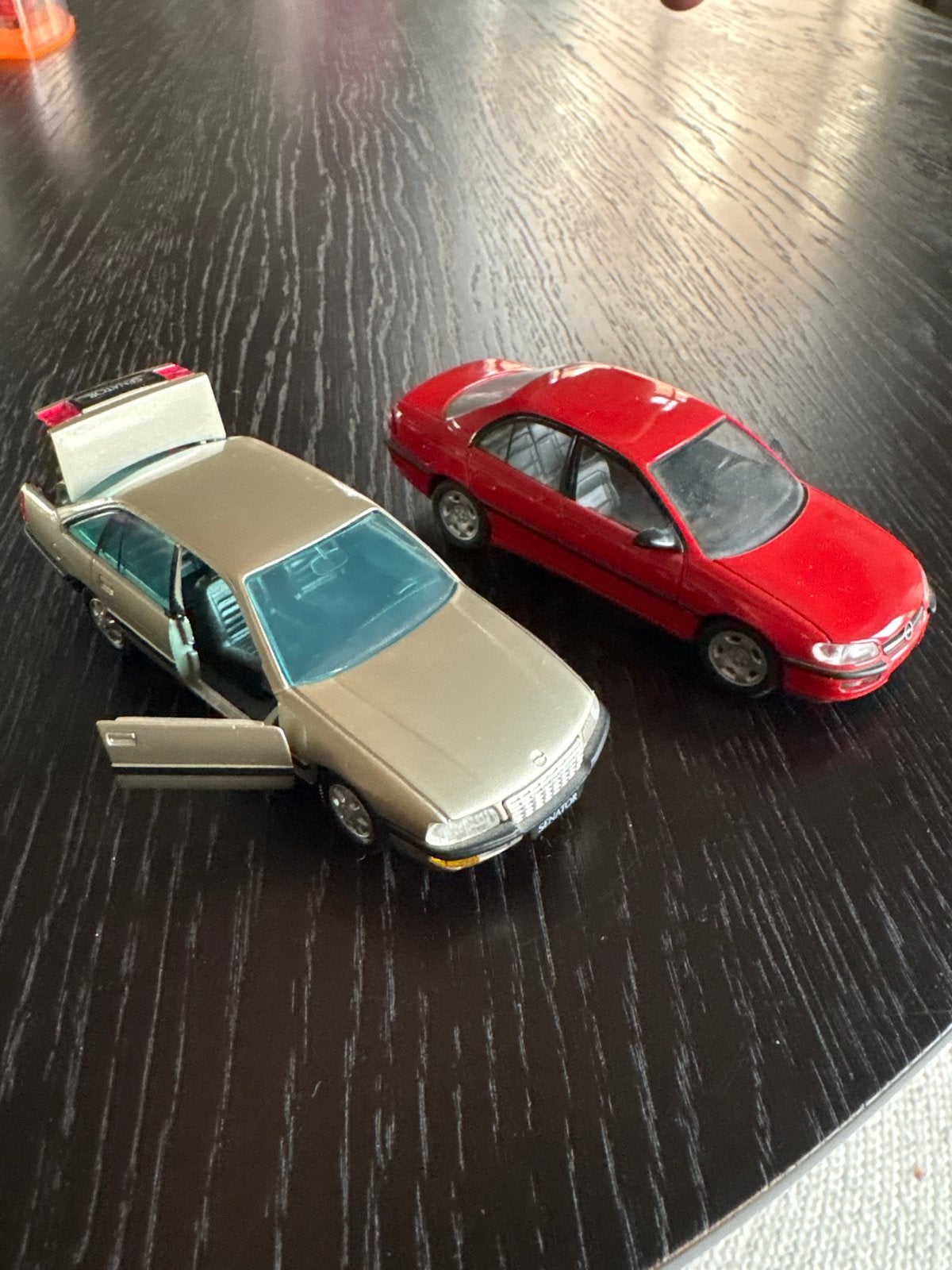 2 Opel modelauto's: Senator en Omega - Zo goed als nieuw, Ophalen of Verzenden, Zo goed als nieuw, Auto, Overige merken
