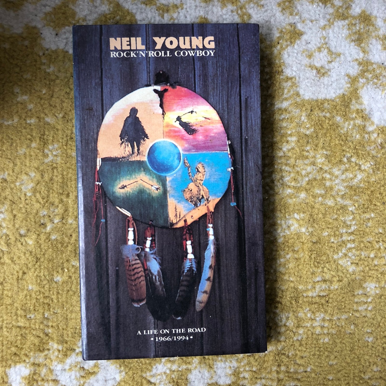 Neil Young - Rock 'n' Roll Cowboy - A Life On The Road, Singer-songwriter, Ophalen of Verzenden, Zo goed als nieuw, Live-album