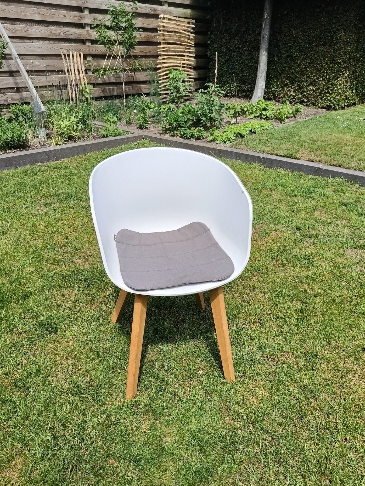 4 witte kuipstoelen met houten poten., Huis en Inrichting, Stoelen, Gebruikt, Modern, Scandinavisch, Wit, Eén