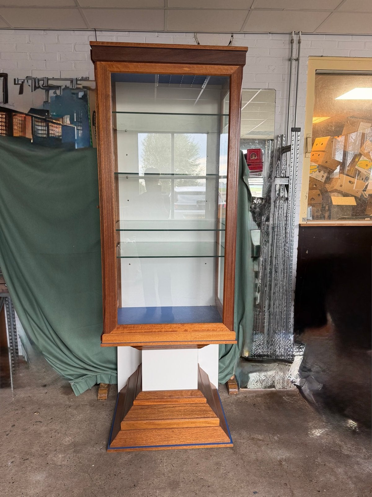 Glazen vitrinekast met houten sokkel en verstelbare planken, Ophalen, Gebruikt, 200 cm of meer, 50 tot 100 cm