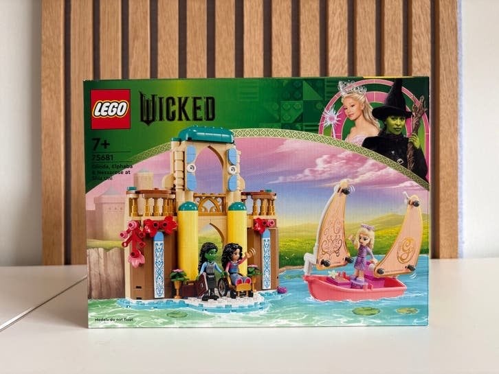 LEGO Wicked: Glinda en Elphaba bij Shiz School (75681), Verzenden, Nieuw, Overige merken