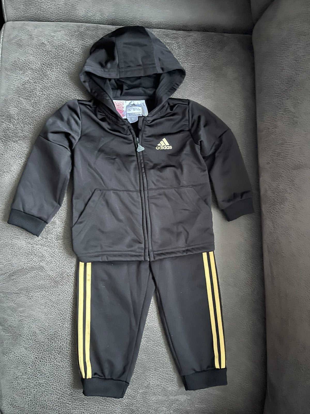 Adidas trainingspakje zwart met gouden strepen (9-12 mnd), Kinderen en Baby's, Ophalen, Nieuw, Jongetje of Meisje