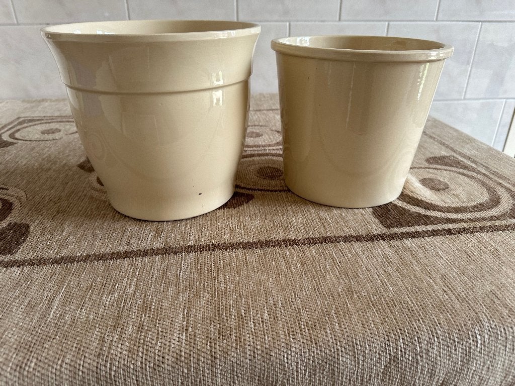 NIEUW !! TWEE MOOIE BLOEMPOTTEN !! Kleur: Creme., Rond, Nieuw, Ophalen of Verzenden, Balkon
