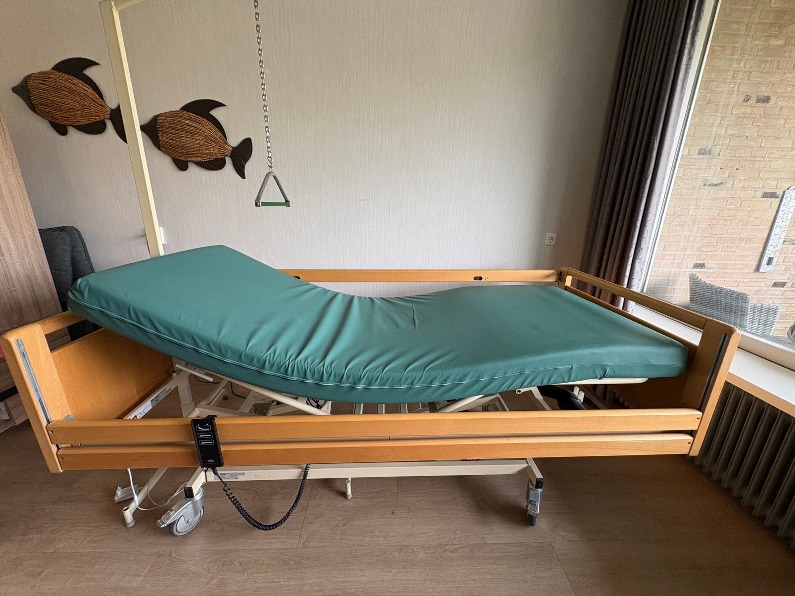 Seniorenbed hoog/laag, Invacare met matras, Ophalen, Gebruikt