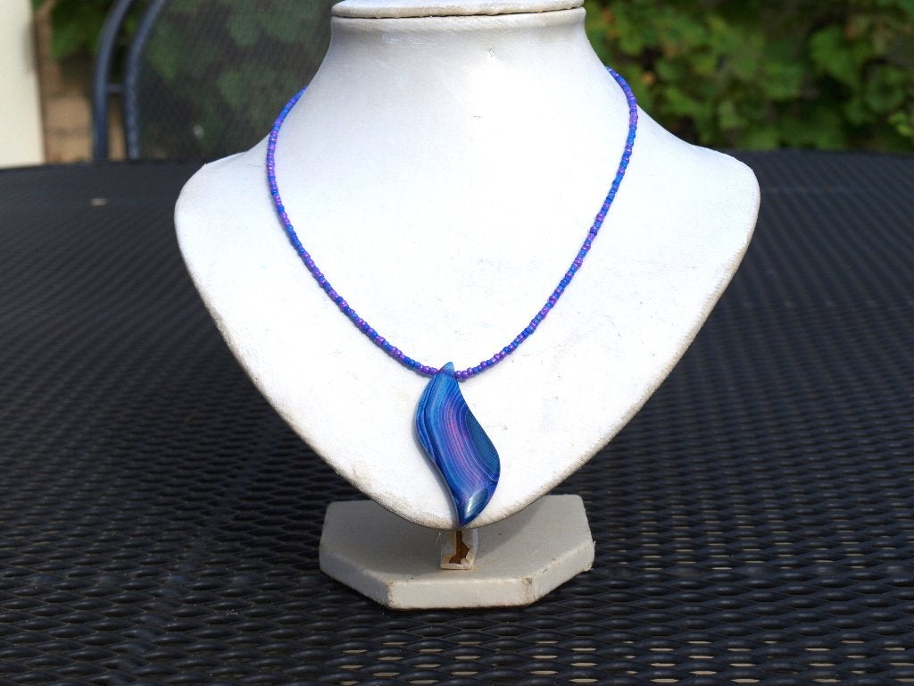 Unieke ketting met blauw-paarse agaat hanger, Sieraden, Tassen en Uiterlijk, Blauw, Nieuw, Ophalen of Verzenden, Steen of Mineraal