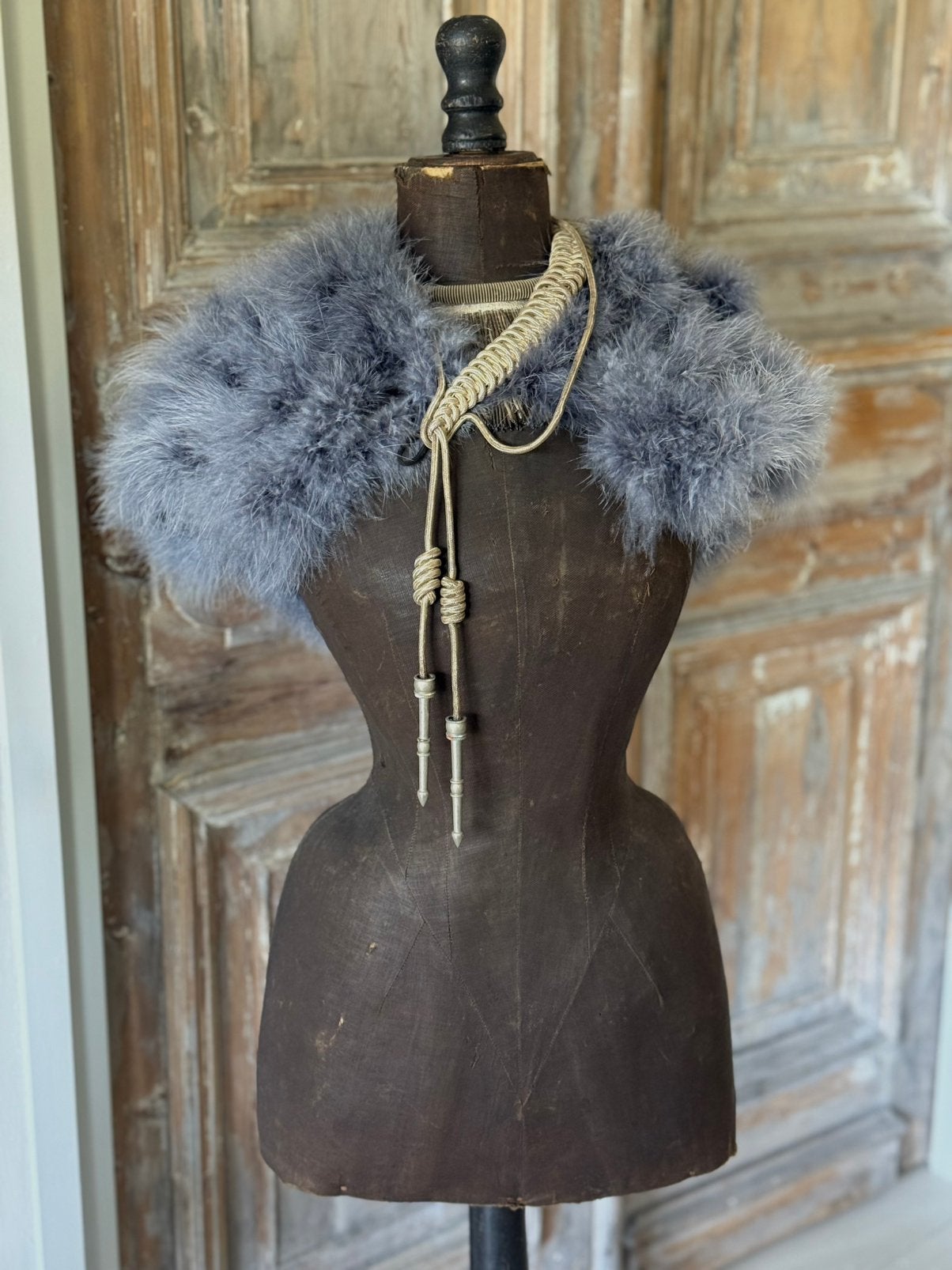 Antieke wespentaille mannequin / paspop, Ophalen