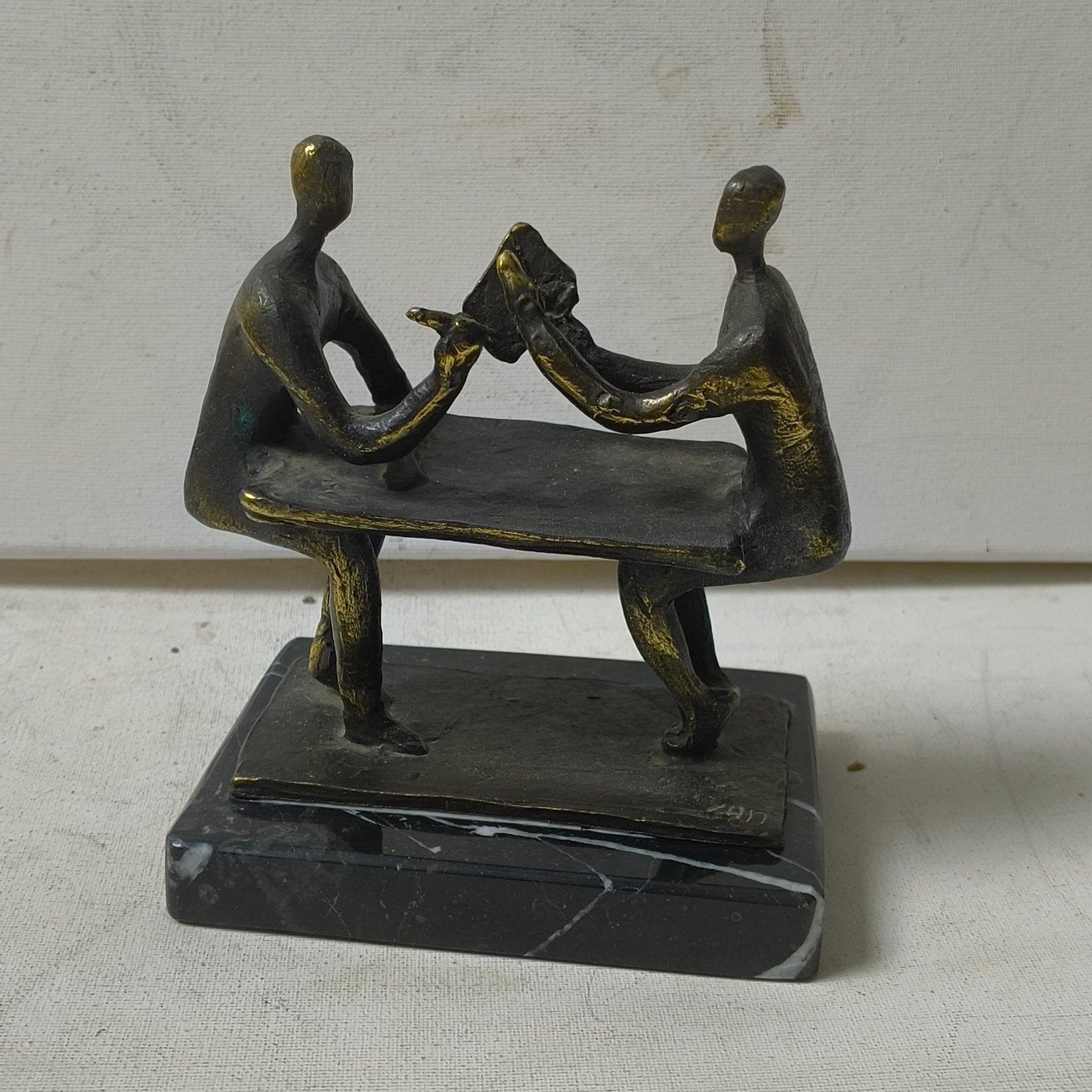 Corry Ammerlaan 'De Ondertekening' Brons, Antiek en Kunst, Minder dan 20 cm, Ophalen of Verzenden, Brons, Scène