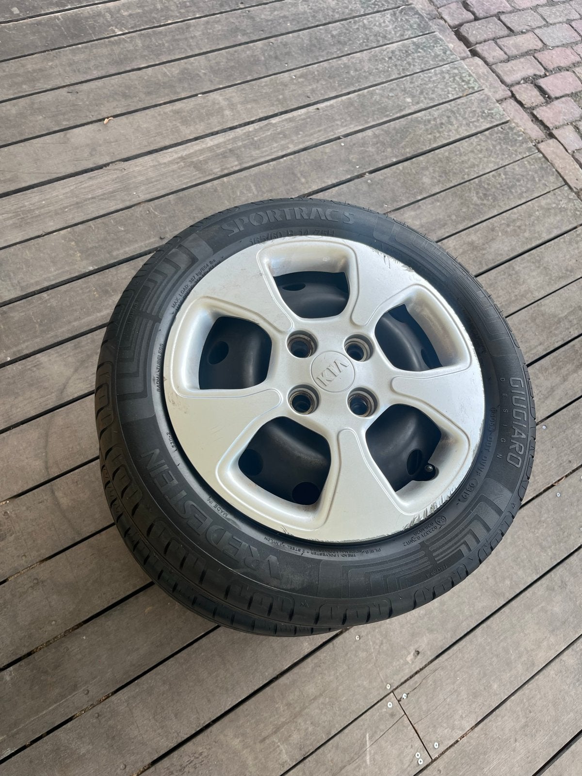 NIEUWE Vredestein Sportrac 5 zomerbanden met Kia wieldoppen, Auto diversen, Ophalen, Nieuw
