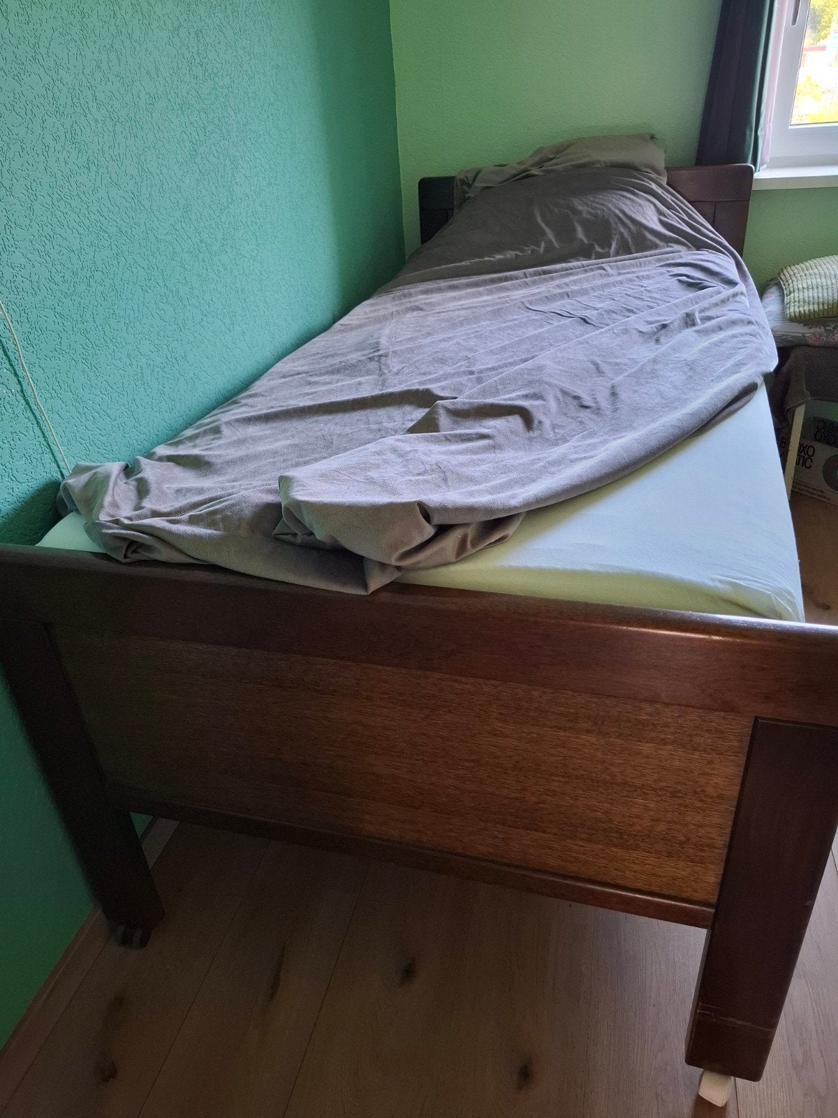 2x Eenpersoonsbed van hout met elektrische lattenbodem, Ophalen, Gebruikt, 90 cm, Eenpersoons