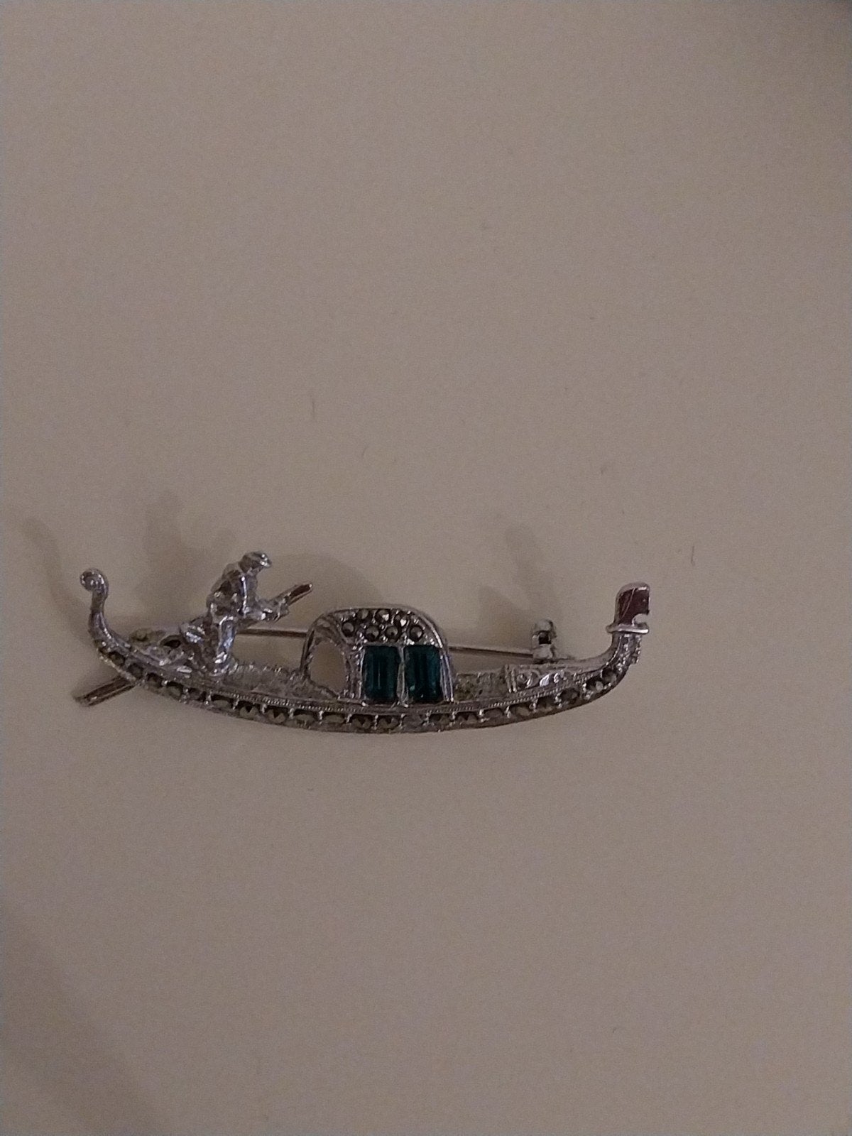 Vintage Zilveren Gondel Broche met Smaragdgroene Kristallen, Met kristal, 4 tot 7 cm, Gebruikt, Ophalen of Verzenden
