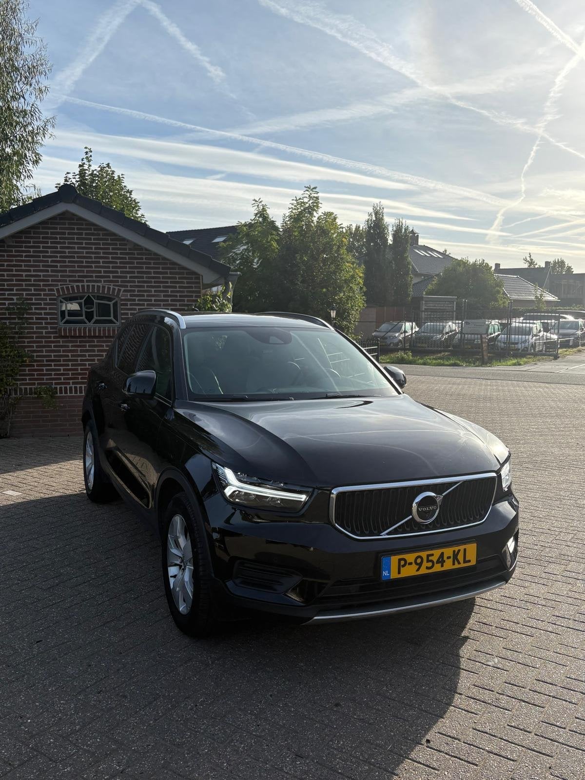 Volvo XC40 2.0 T4 Momentum, Auto's, Euro 6, Zwart, SUV of Terreinwagen, Geïmporteerd