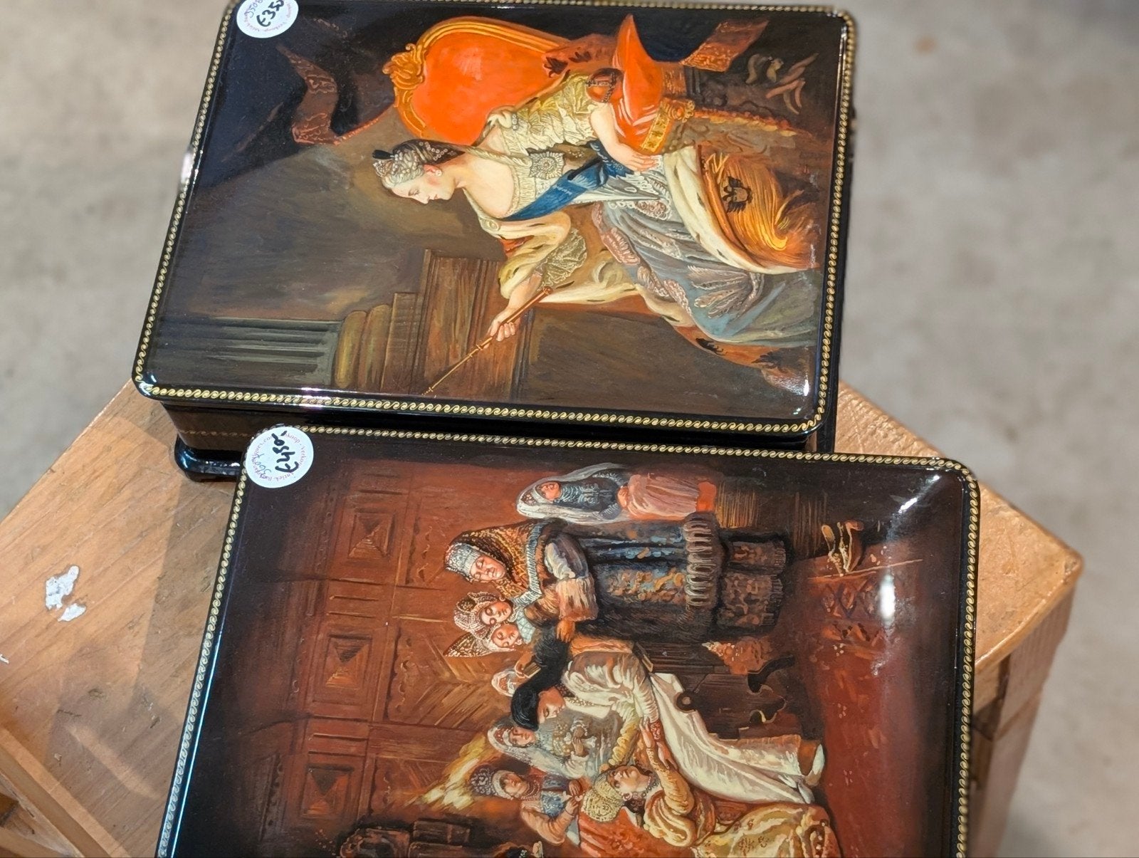 2 Russische lak dozen, Ophalen