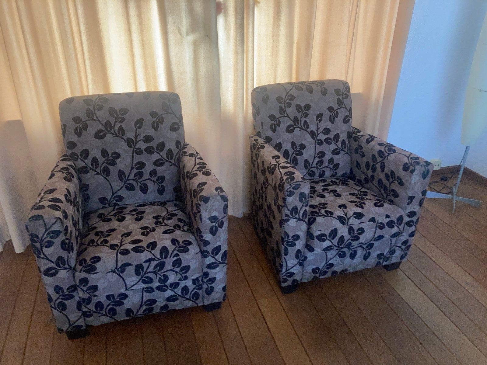 Twee comfortabele fauteuils met bladmotief, Huis en Inrichting, Ophalen, Gebruikt, Stof, 75 tot 100 cm