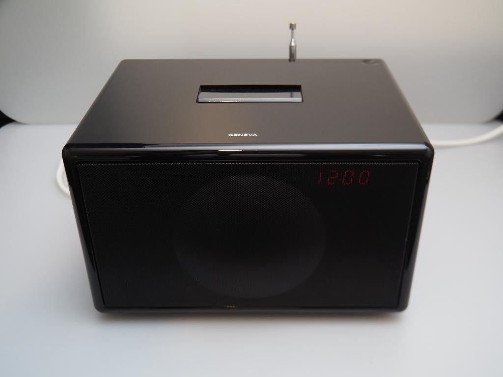 Geneva S Clock Radio with dock for iPod and iPhone (Black), Ophalen of Verzenden, Gebruikt, Radio