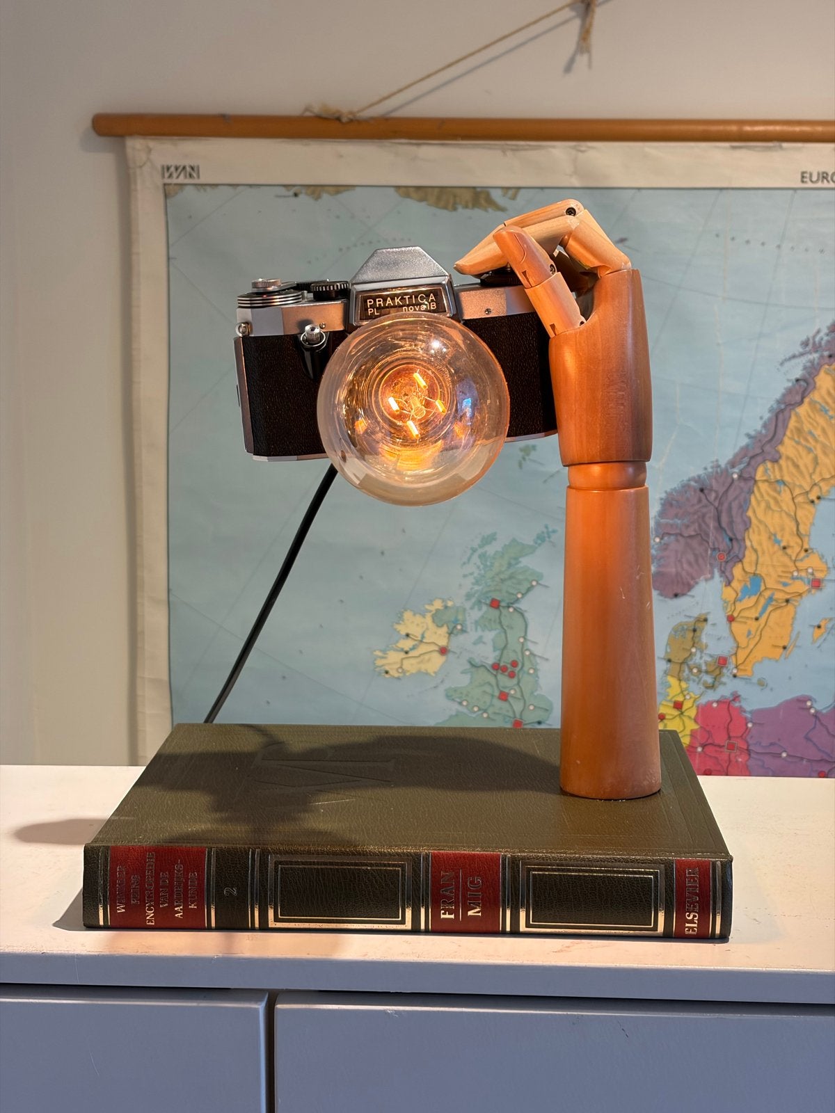 Unieke handgemaakte lamp: camera, hand en boek, Ophalen of Verzenden