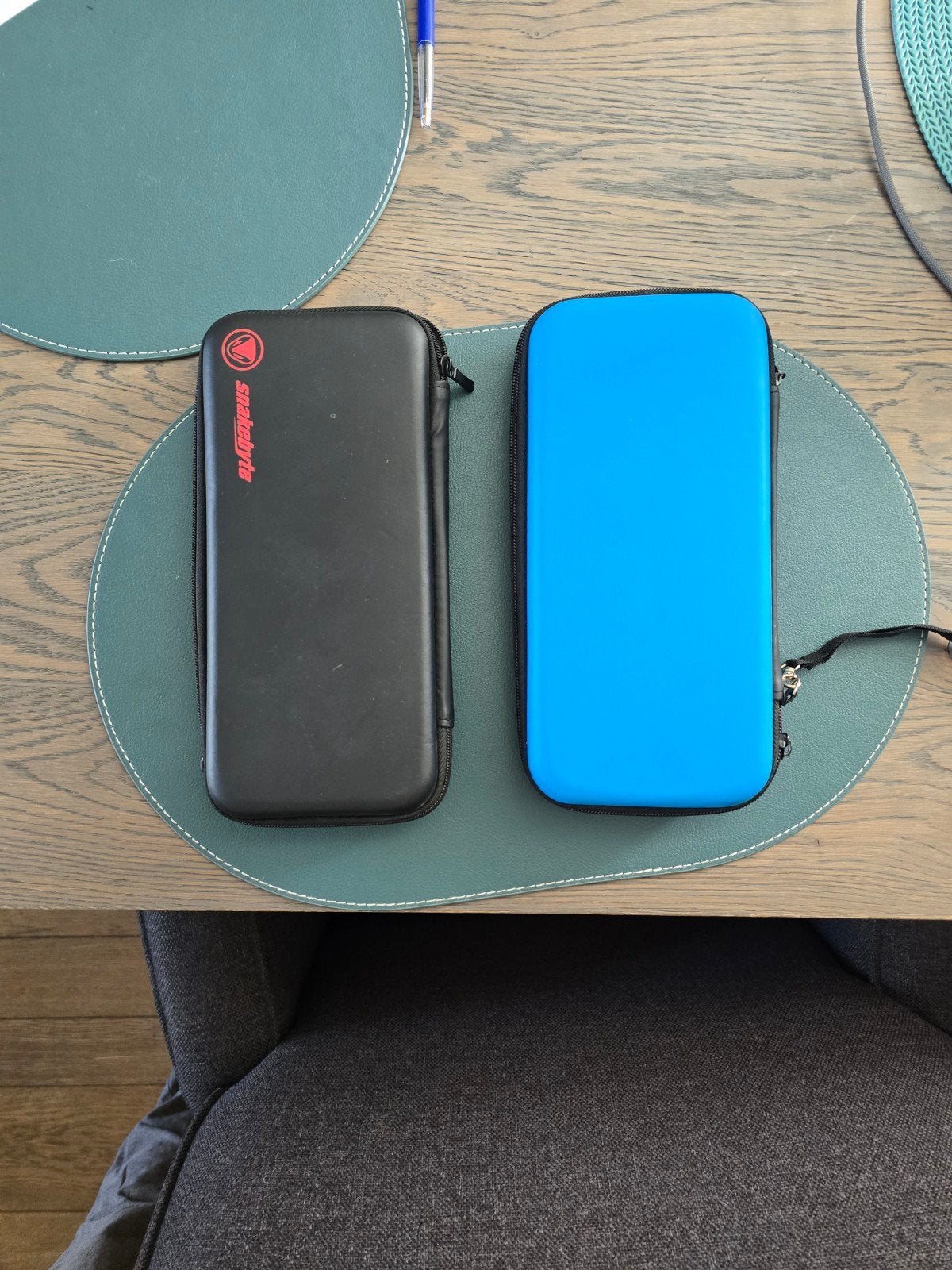 2 cases voor nintendo switch, Spelcomputers en Games, Ophalen, Zo goed als nieuw, Met 1 controller, Switch Original