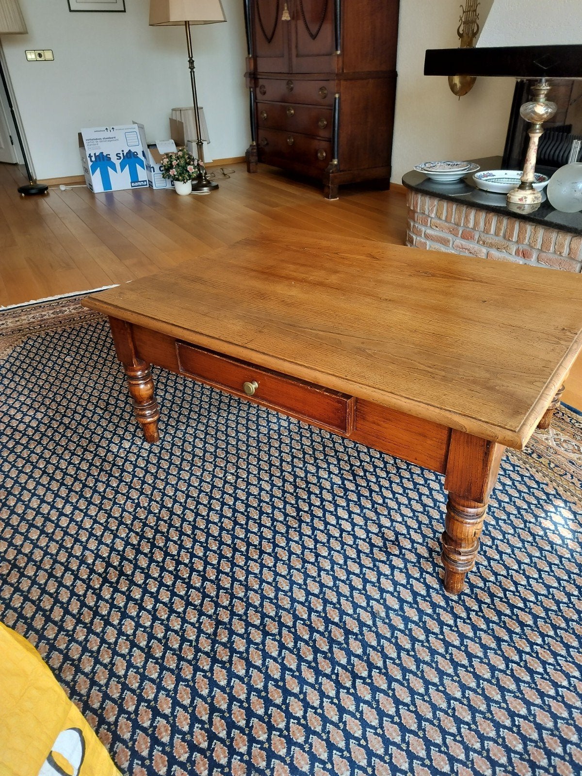 Massief houten salontafel met lade, Huis en Inrichting, Ophalen, 50 – 75, Gebruikt, 100 tot 150 cm