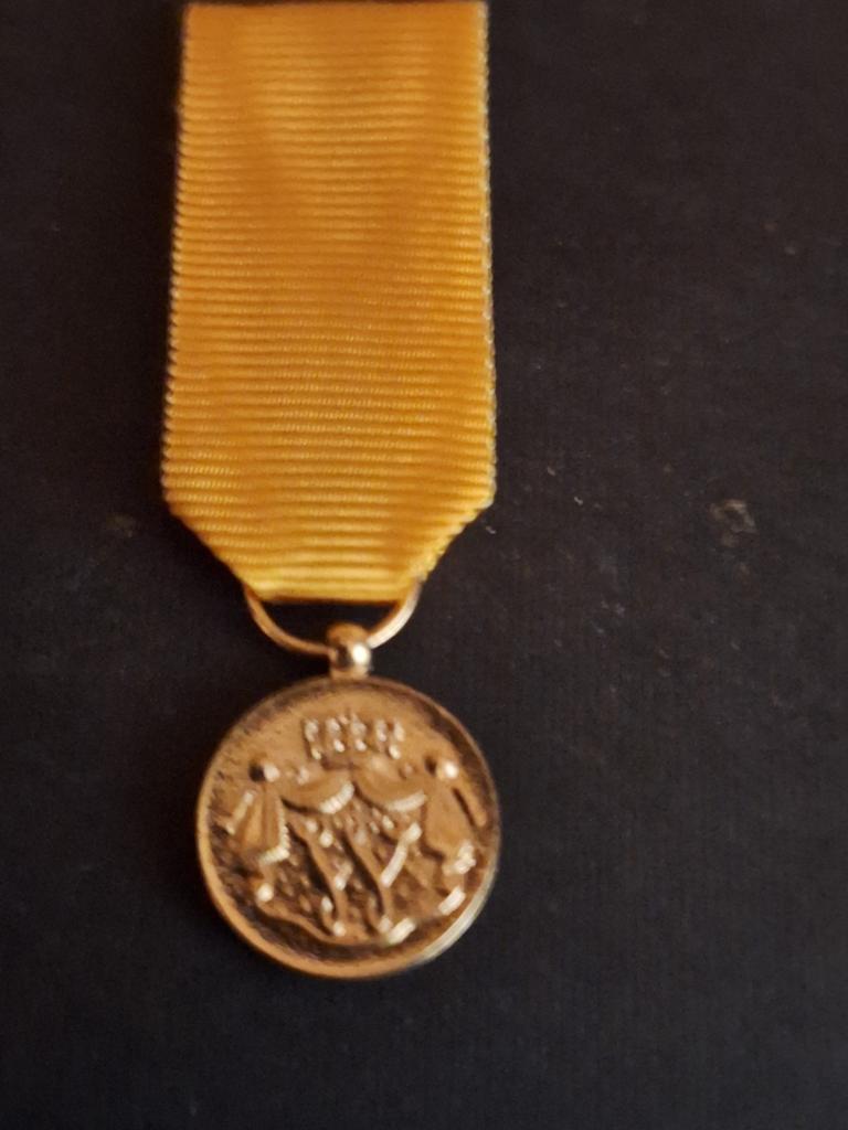 Miniatuur medailles trouwe dienst goud., Verzamelen, Militaria | Algemeen, Verzenden, Landmacht, Nederland, Lintje, Medaille of Wings