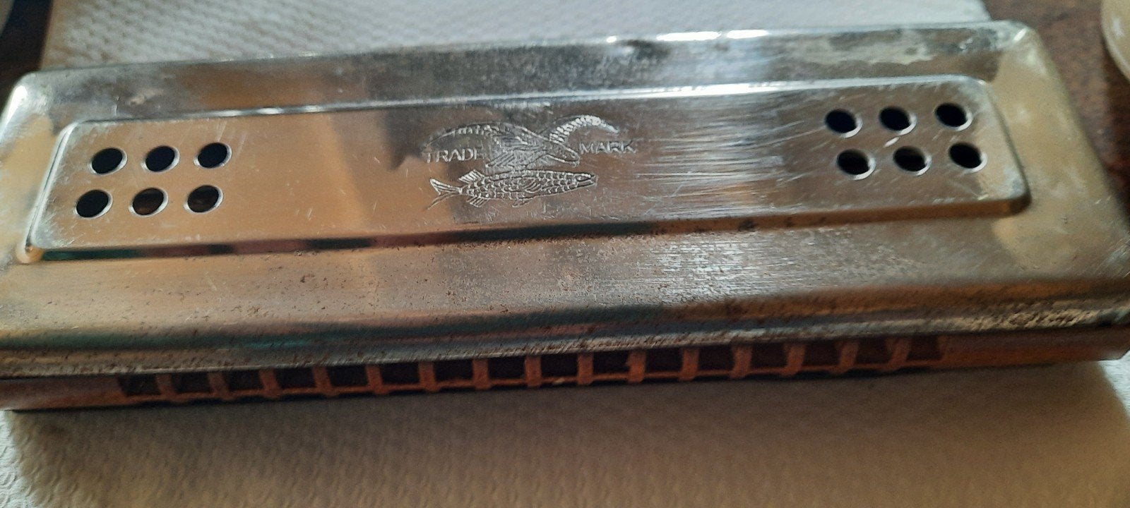 Vintage mondharmonica met 'TRADE MARK' en vislogo, Ophalen of Verzenden, Gebruikt, Diatonisch, Overige typen