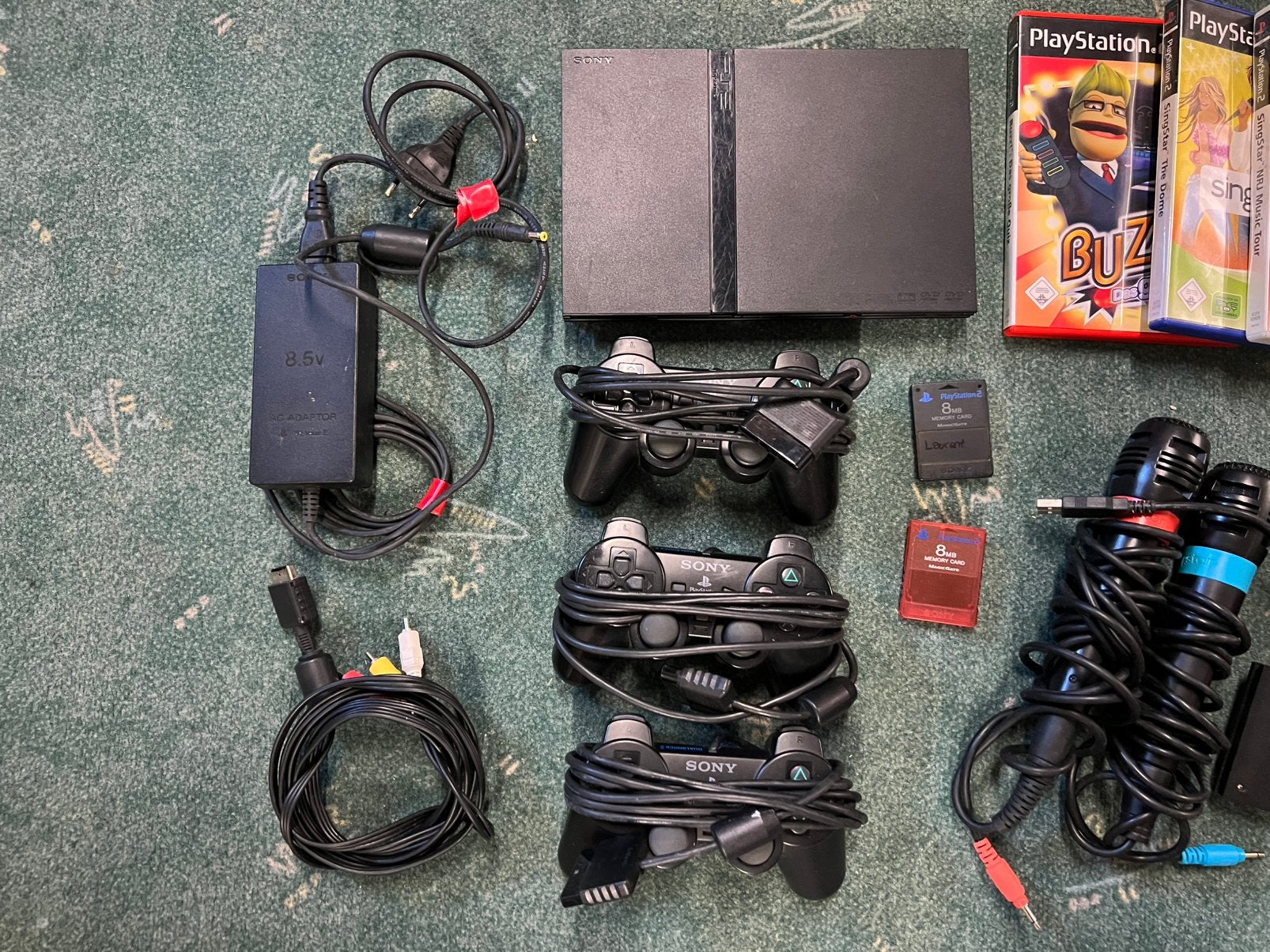 Sony PS2 Slim - Bundle with Eye Toy/Buzz/Singstar + Games, Gebruikt, Zwart, Met games, Met 2 controllers