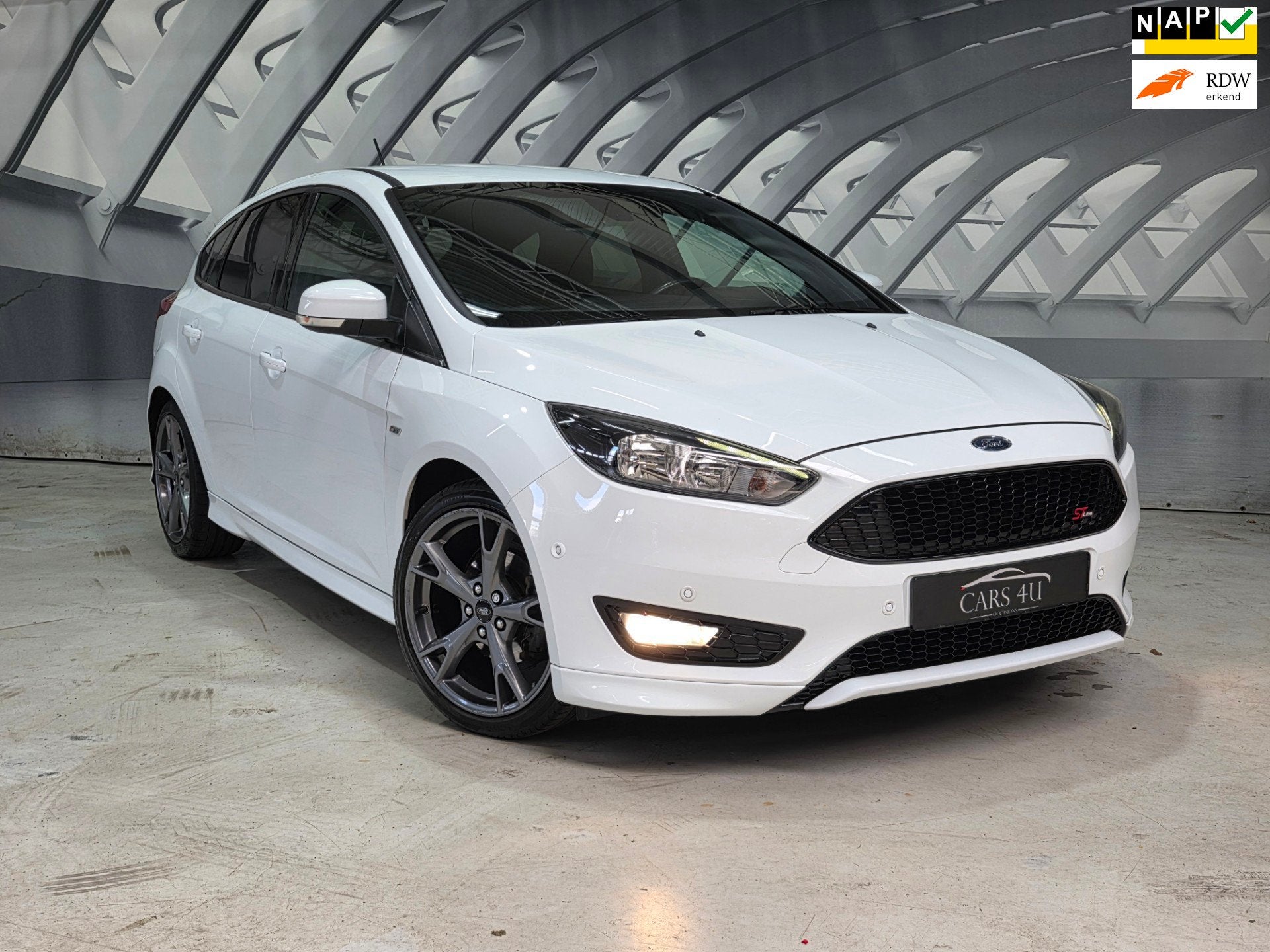 Ford Focus 1.0 ST-Line 125PK ZW hemel, Auto's, Gebruikt, Euro 6, Origineel Nederlands, Grijs