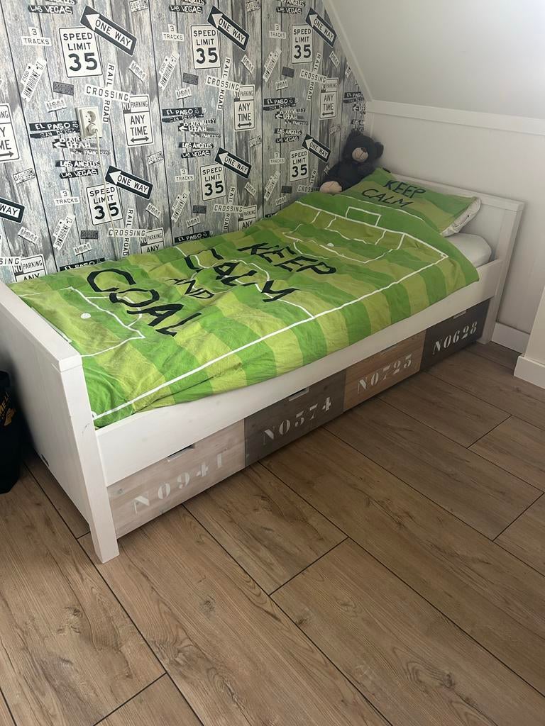 Kinderkamer set: bed, kledingkast en boekenkast, Ophalen, 85 tot 100 cm, Gebruikt, Matras