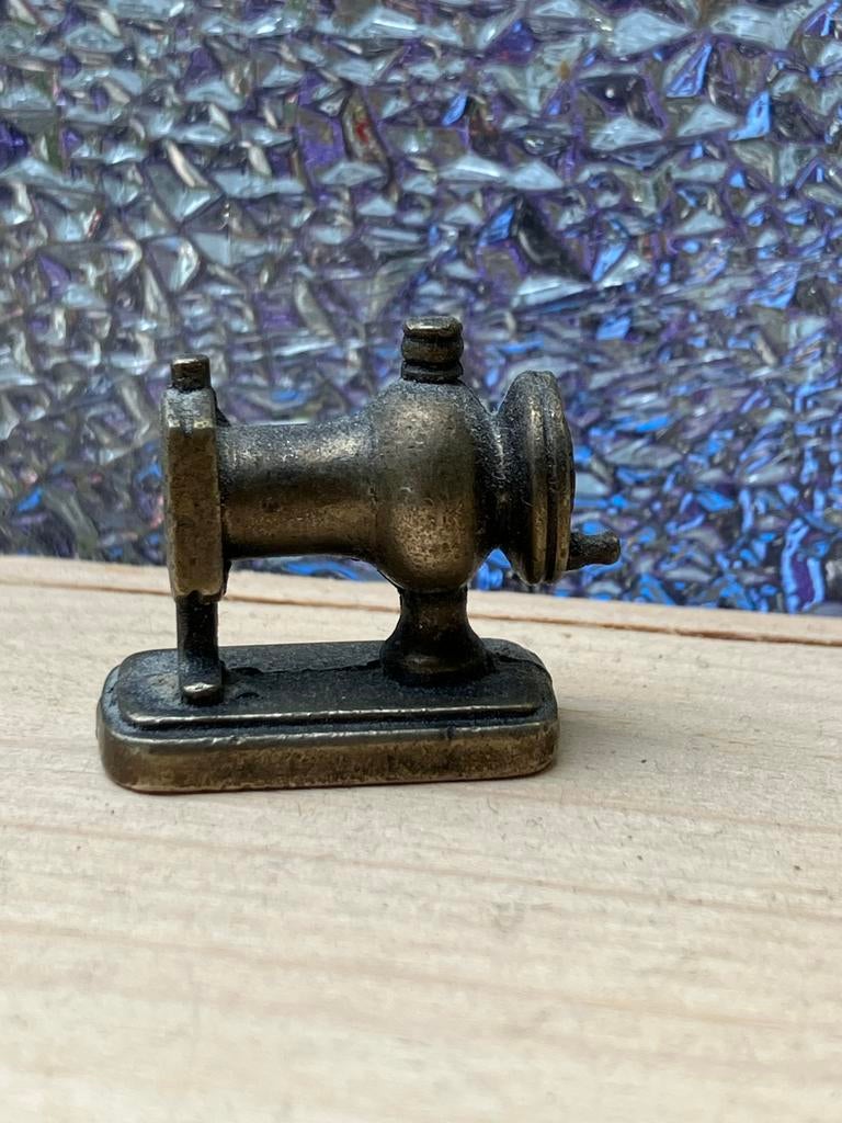 Miniatuur naaimachine van tin, Antiek en Kunst, Ophalen of Verzenden