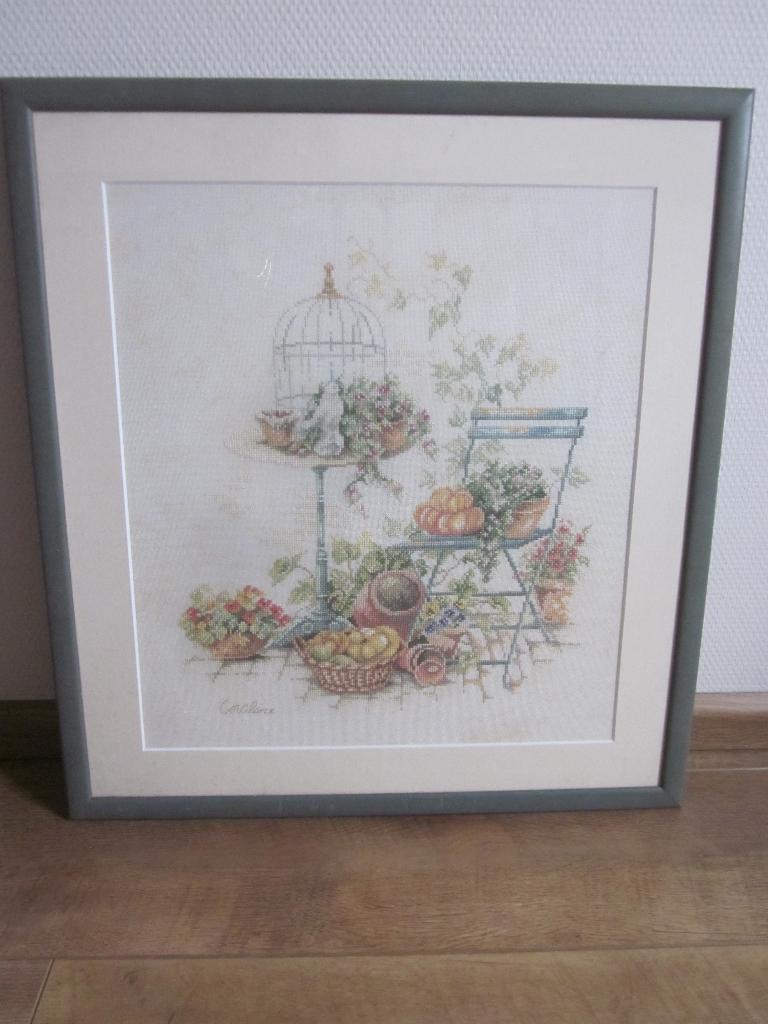 Geborduurd schilderij tuintafereel bloemen stoel vogelkooi, Ophalen of Verzenden, Zo goed als nieuw, Handborduren, Onderdeel of Toebehoren