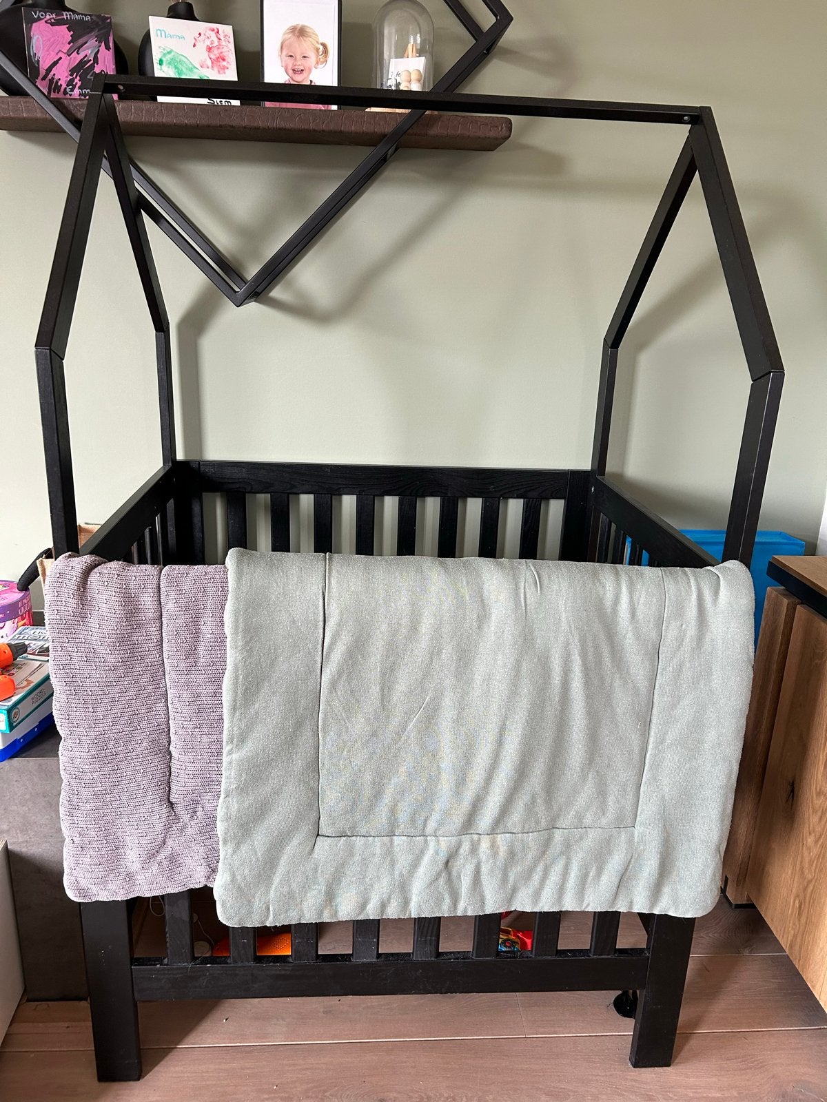 Box huisje - Zwart houten box in huisjesvorm, Kinderen en Baby's, Boxen, Ophalen, Gebruikt, Overige vormen, Wieltjes