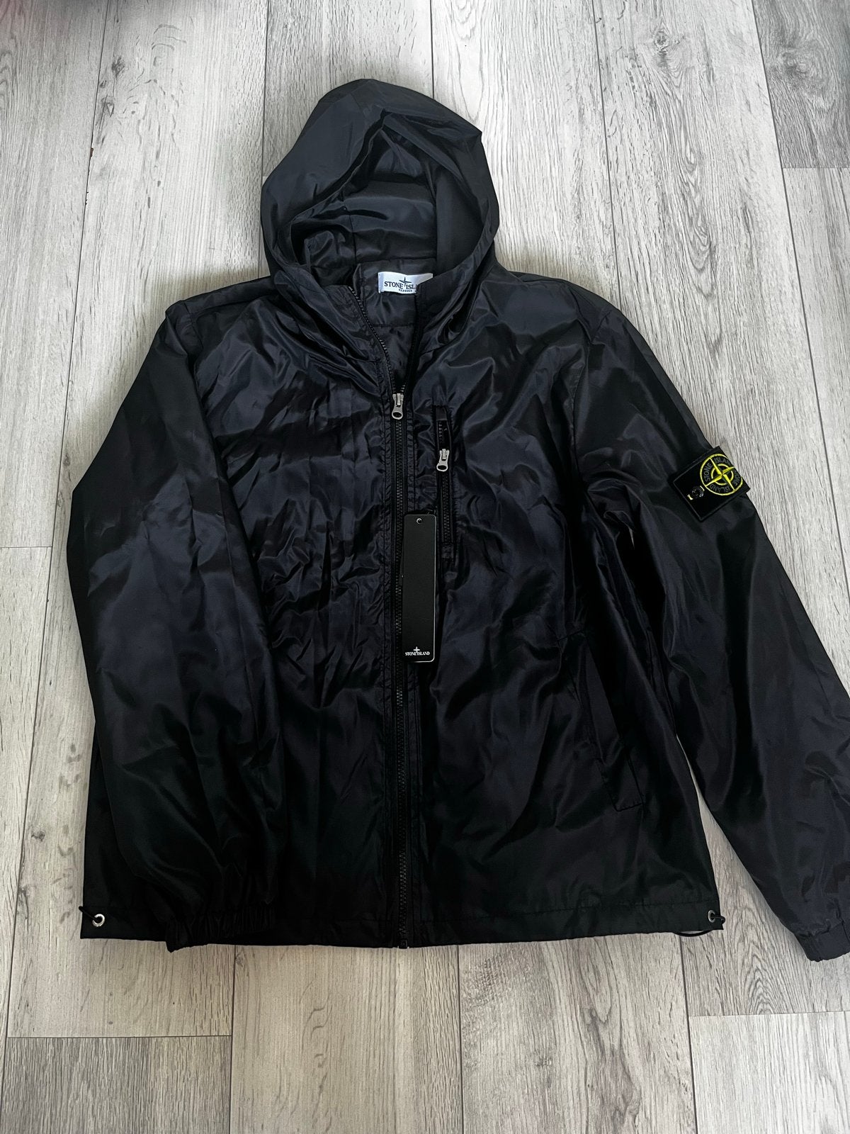 Stone Island Zwarte Jas met Capuchon - Maat S, Kleding | Heren, Jassen | Zomer, Ophalen of Verzenden, Nieuw, Maat 46 (S) of kleiner