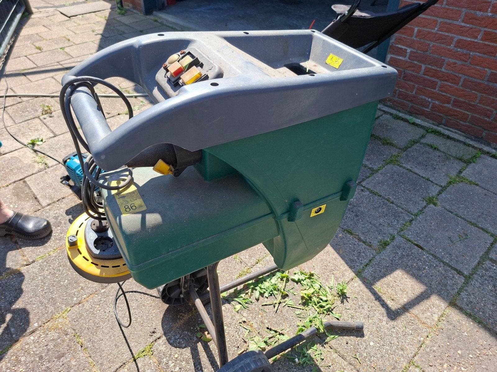 Goed werkende 230V Hakselaar voor kleine takken., Ophalen, Gebruikt, Elektrisch