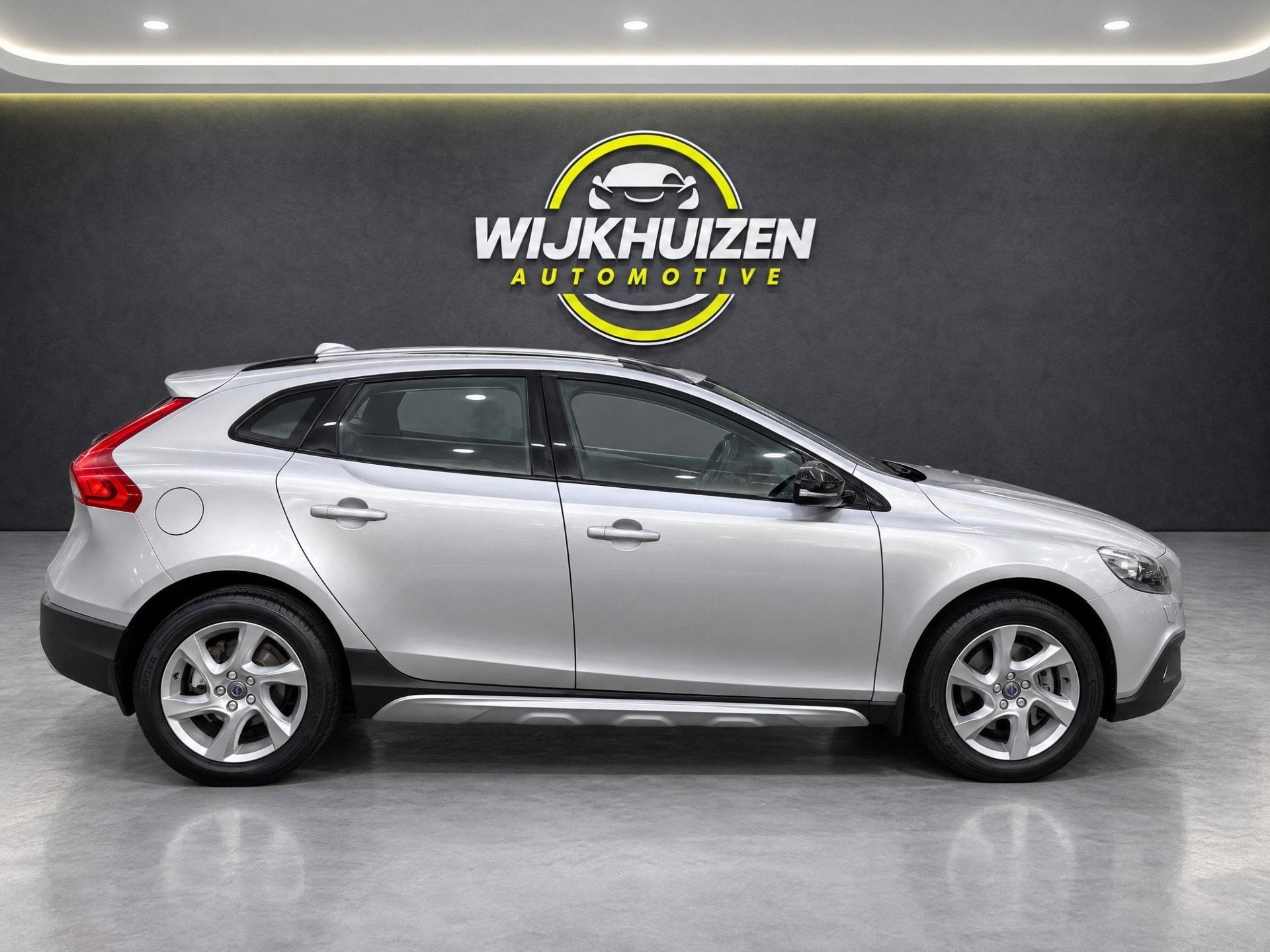 Volvo V40 Cross Country 2.0 T3 Momentum met Climate ! Cruise, Auto's, Voorwielaandrijving, Dealer onderhouden, Stof, Gebruikt
