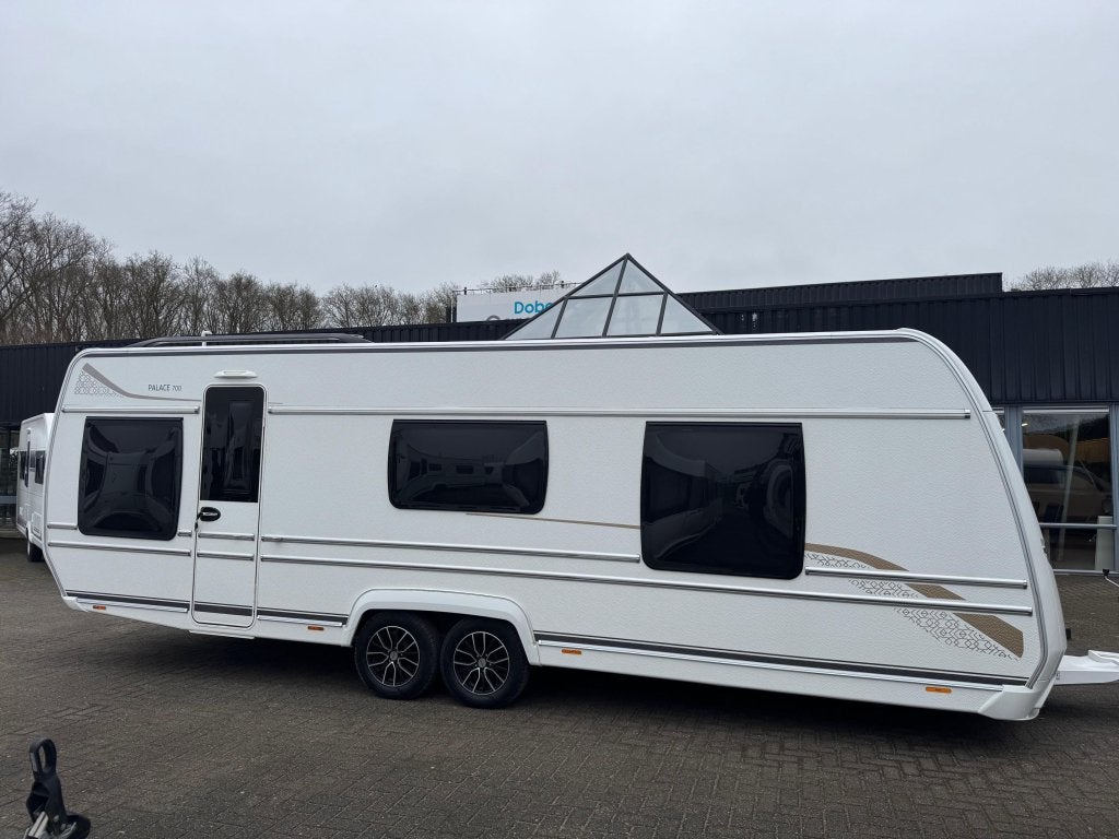 Fendt Palace 700 2023 | Vrijstaand Queensbed, Caravans en Kamperen, Caravans, Schokbreker, 7 tot 8 meter, Bedrijf, Treinzit