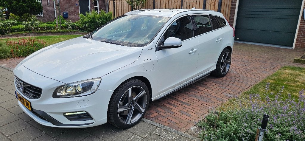 Volvo V60 2.4 D6 Twin Engine, R-Design, Polestar 285pk, Auto's, Automaat, 1800 kg, Zwart, Parkeerassistent