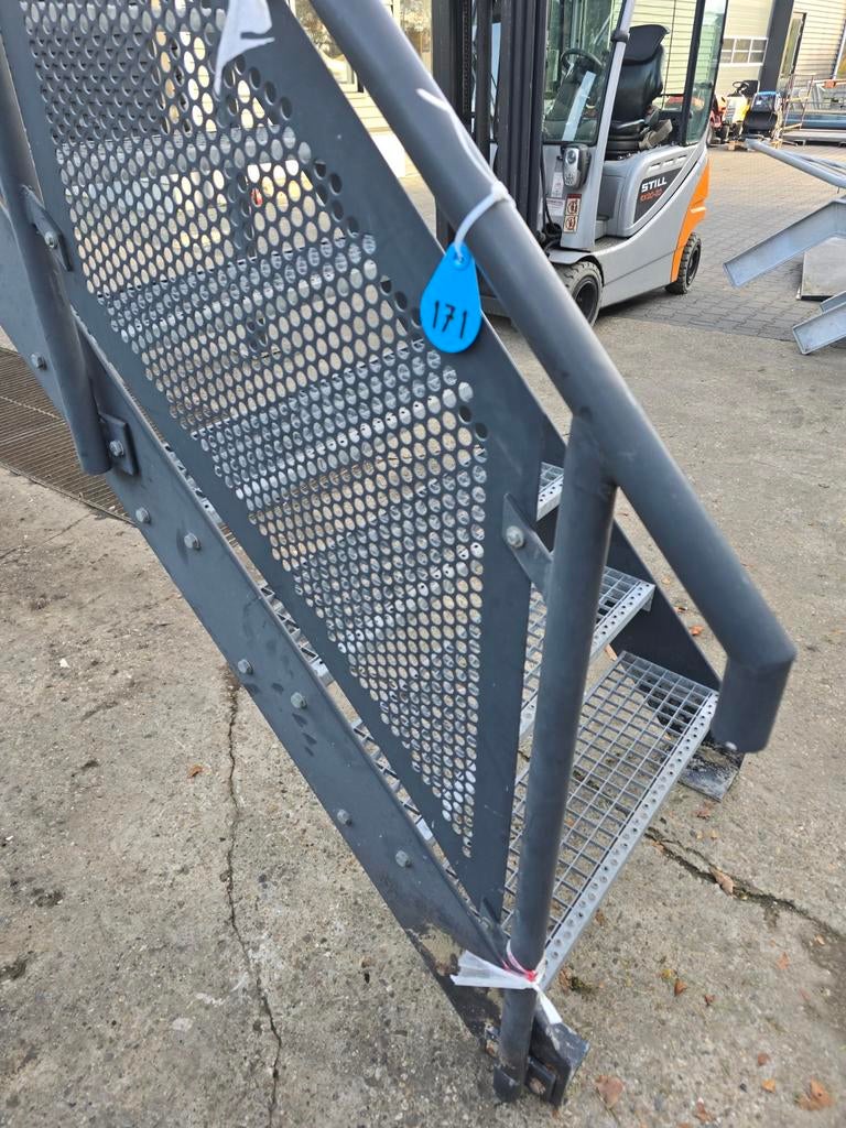 Stalen trap met bordes antraciet. Hoog 2.4 mtr. Nob171, Ophalen, Zo goed als nieuw, Trap, 2 tot 4 meter