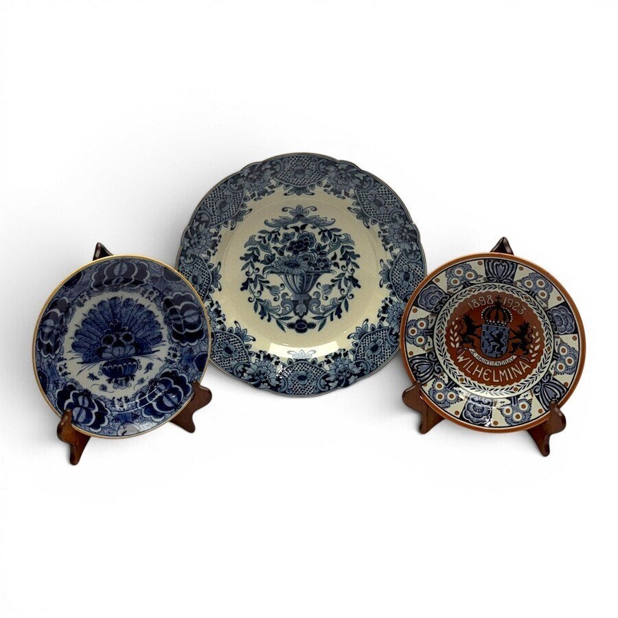 Lot drie aardewerk schotels, o.a. 18e-eeuws pauwenbordje