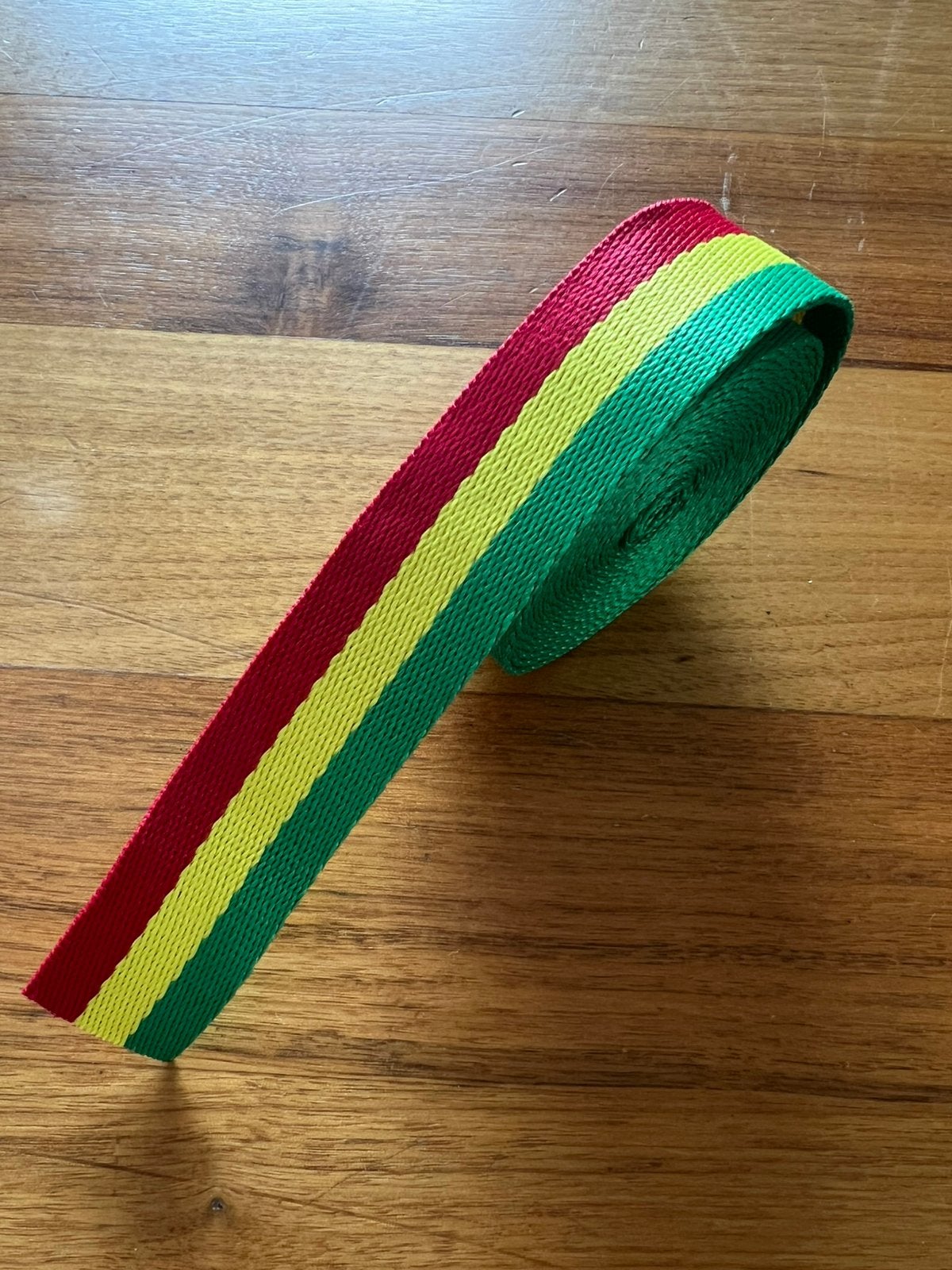 Lint rood geel groen 2,4cm x 1,50 meter carnaval, Ophalen of Verzenden, Nieuw, Versiering, Carnaval