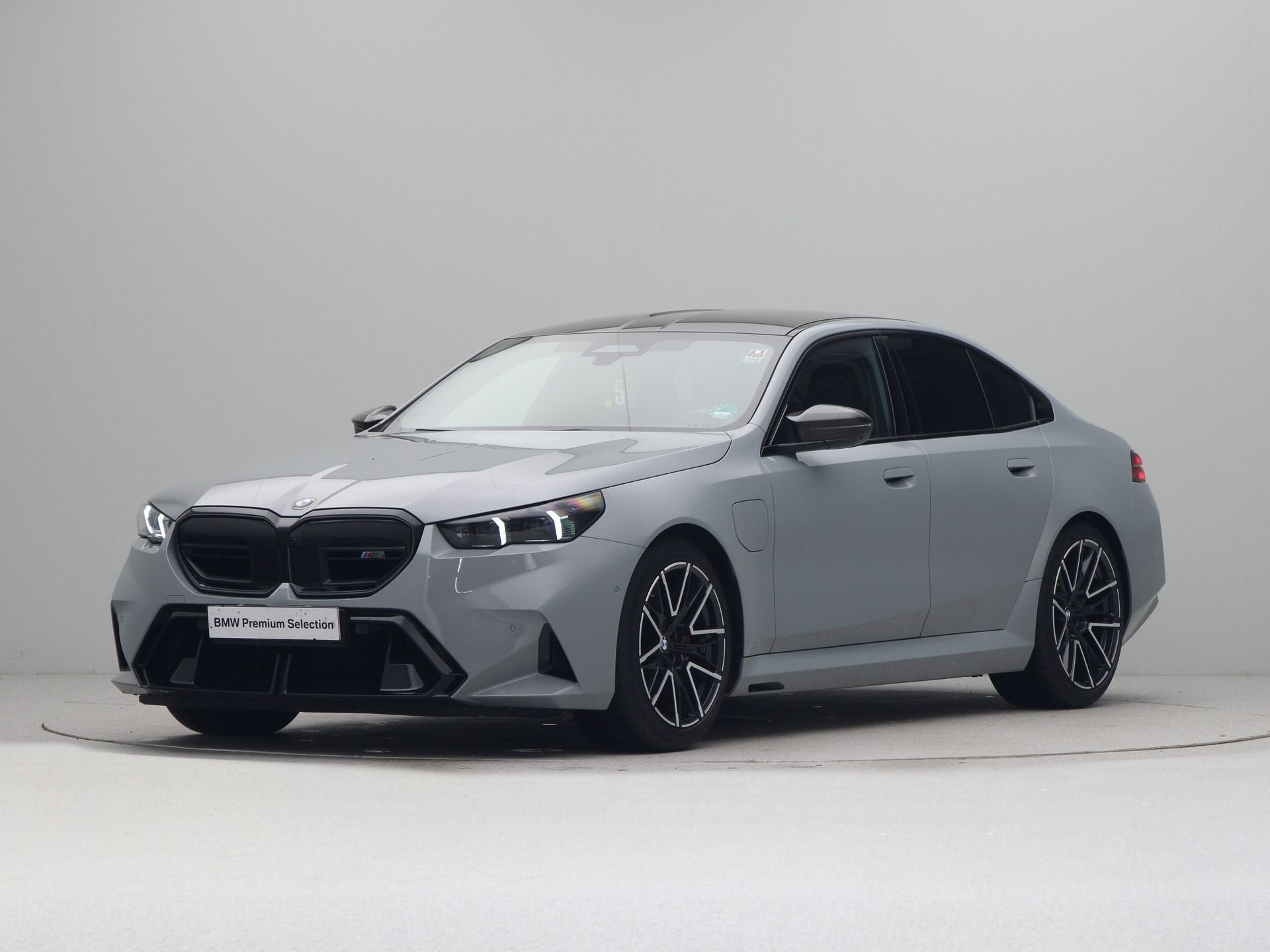 BMW M5 Sedan (bj 2026, automaat), Auto's, Automaat, Gebruikt, Met garantie (alle), 4395 cc