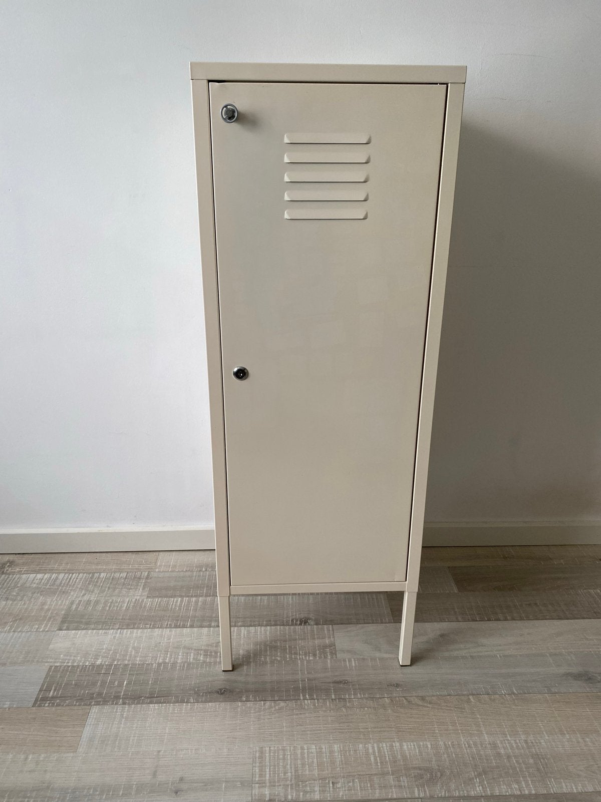 Wit metalen locker kastje met planken, Ophalen of Verzenden, Zo goed als nieuw