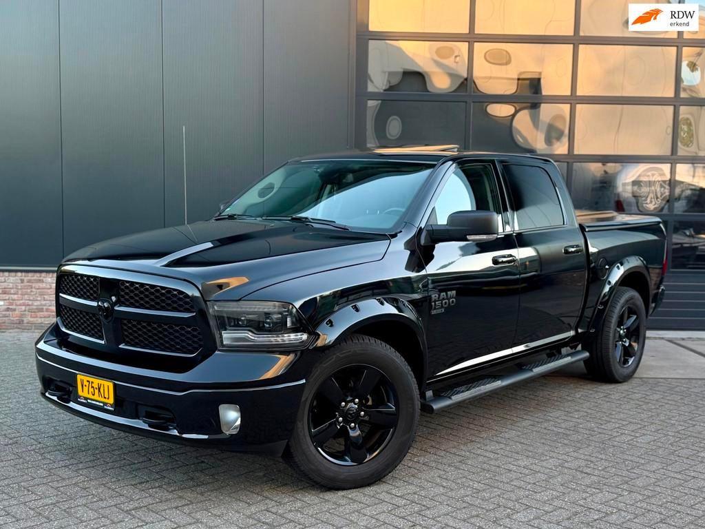 Ram RAM 1500 SLT 5.7 V8 Classic Night Edition Schuif/Carplay, Gebruikt, 5654 cc, Zwart, Bedrijf