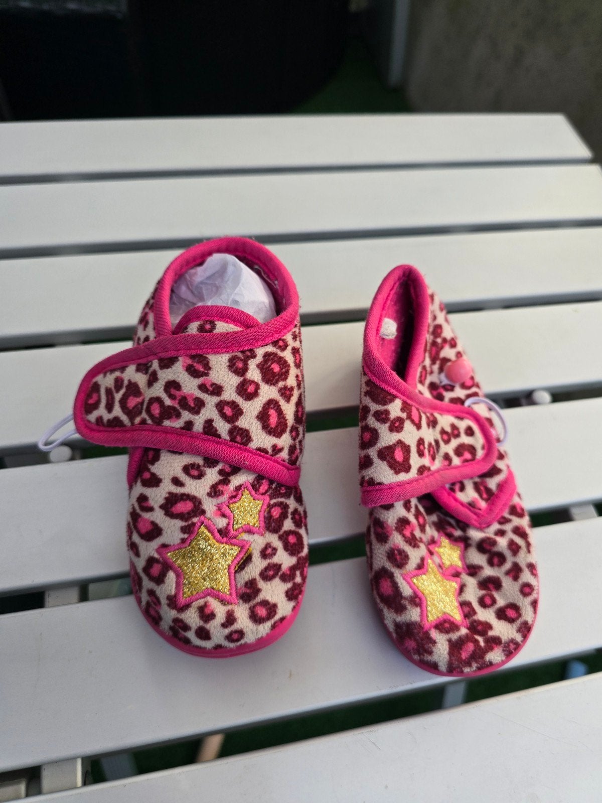 Leuke roze panterprint pantoffels voor kinderen, Gebruikt, Meisje, Schoenen, Ophalen of Verzenden