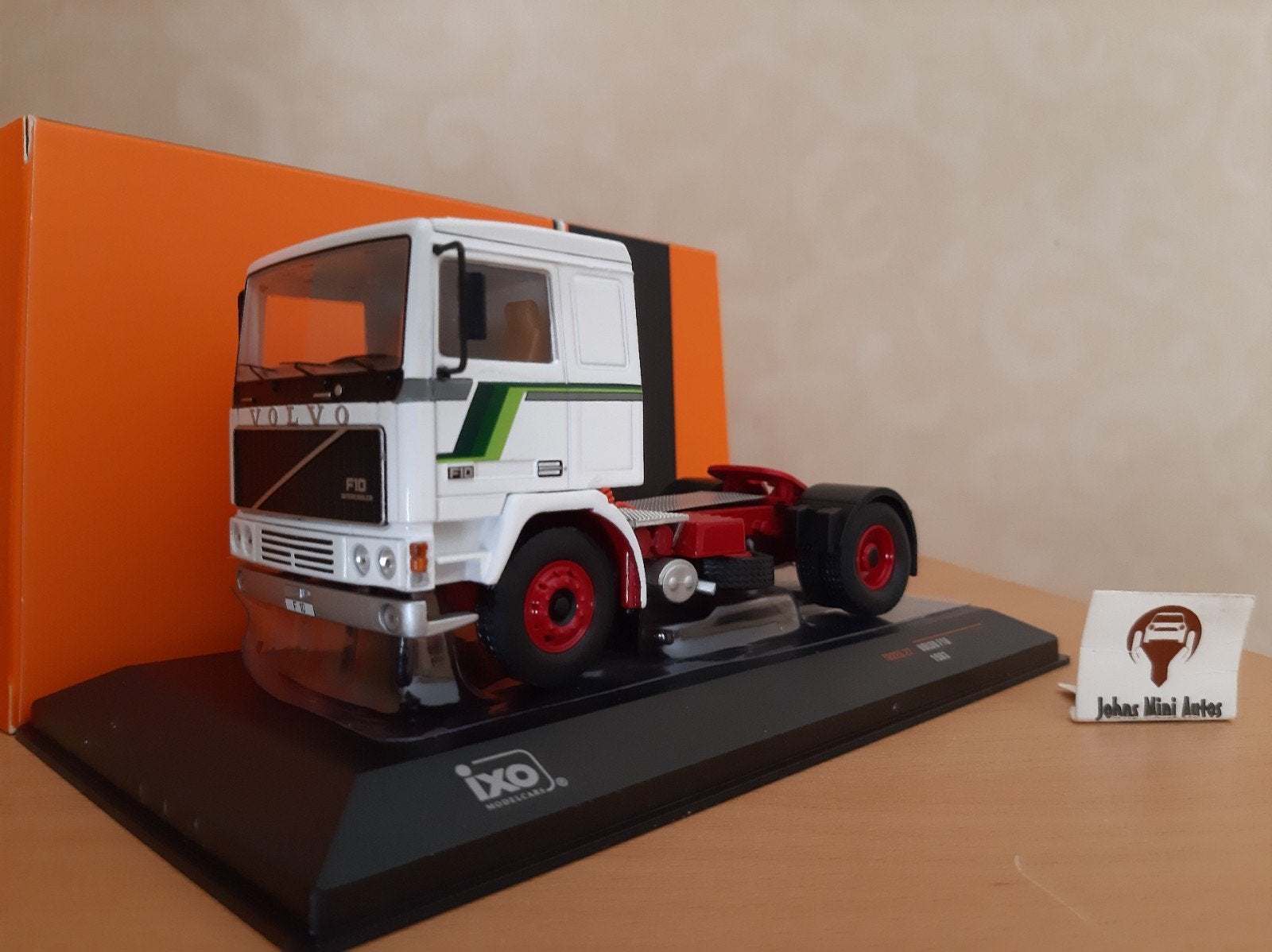 Volvo F10 1983 Wit/Groen van IXO Trucks 1:43